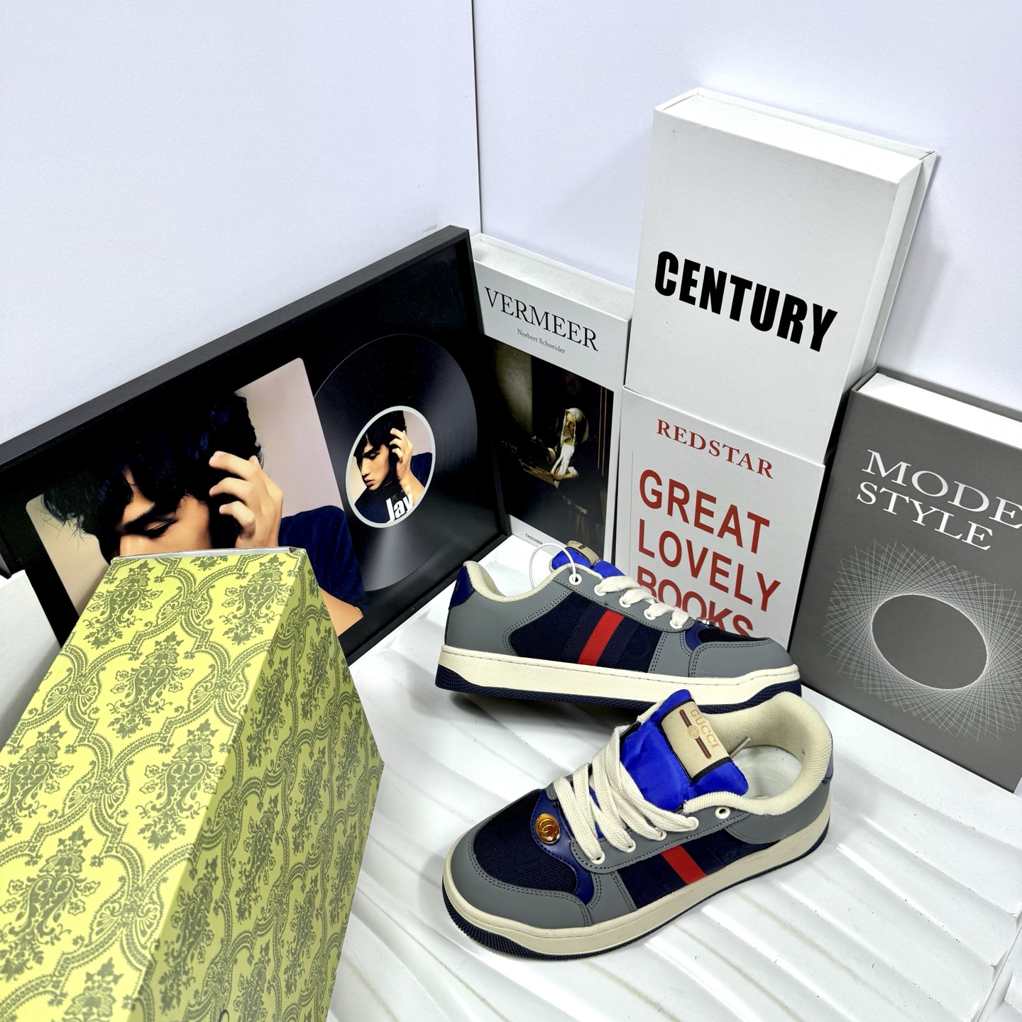 💰105
古驰灰蓝A002"DIY高端定制" 低帮休闲运动板鞋
原装头层材料 用料绝不含糊 独家版型蒸餾加工帶來的是更好的视觉和脚感体验 清洁度 电绣工艺 皮料切割干净无任何毛边 细节完美
Size：36 37 38 39 40 41 42 43 44 