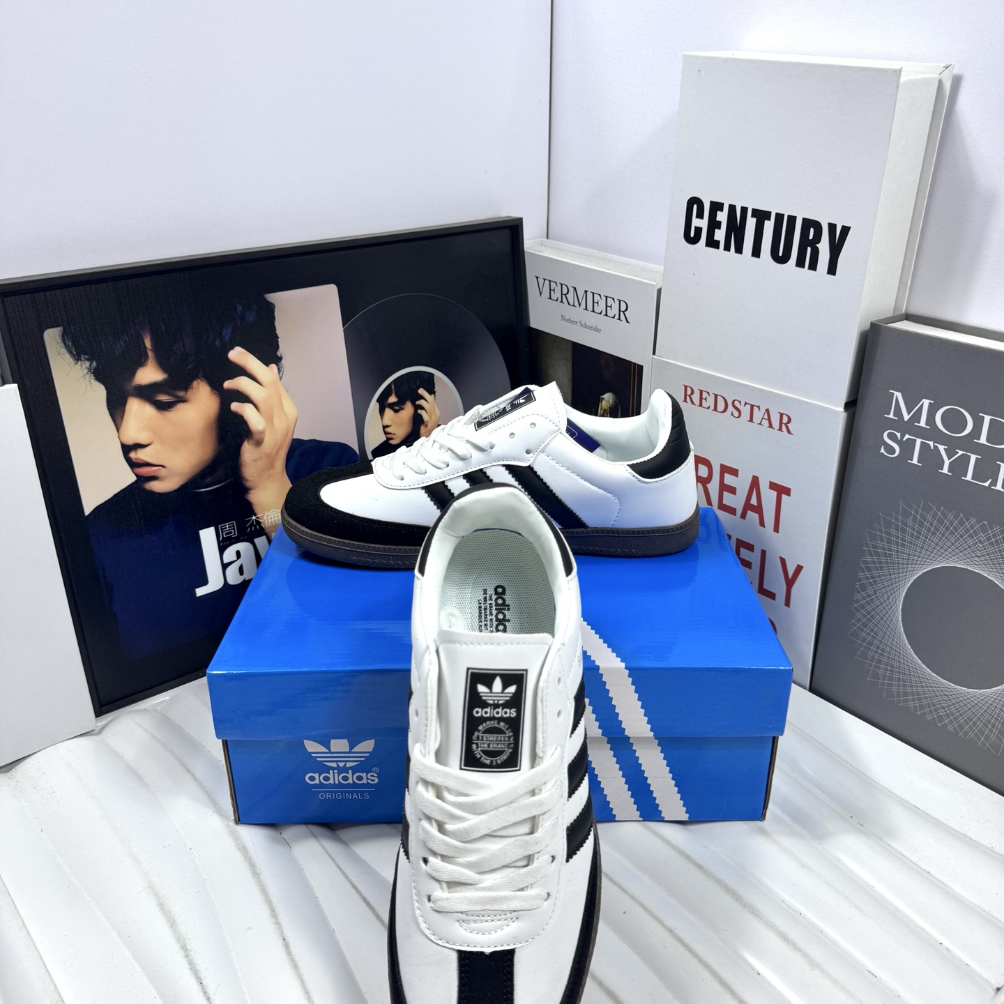 供货价:60💰『阿迪德训篇』三叶草热销款,原盒真标
Adidas/阿迪达斯 原装纸版开发楦型，❗阿迪达斯adidas 三叶草 Originals Samba Rose 德训系列百搭经典板鞋“
货号：DX005白黑黑
尺码：36 37 38 39 40 41 42 43 44