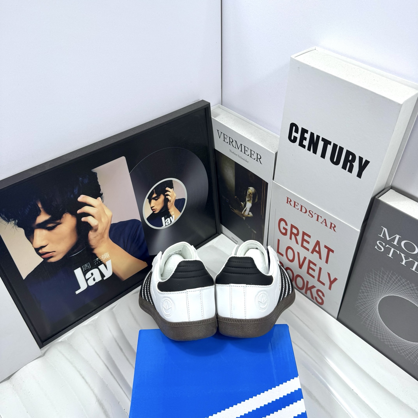 供货价:60💰『阿迪德训篇』三叶草热销款,原盒真标
Adidas/阿迪达斯 原装纸版开发楦型，❗阿迪达斯adidas 三叶草 Originals Samba Rose 德训系列百搭经典板鞋“
货号：DX005白黑黑
尺码：36 37 38 39 40 41 42 43 44