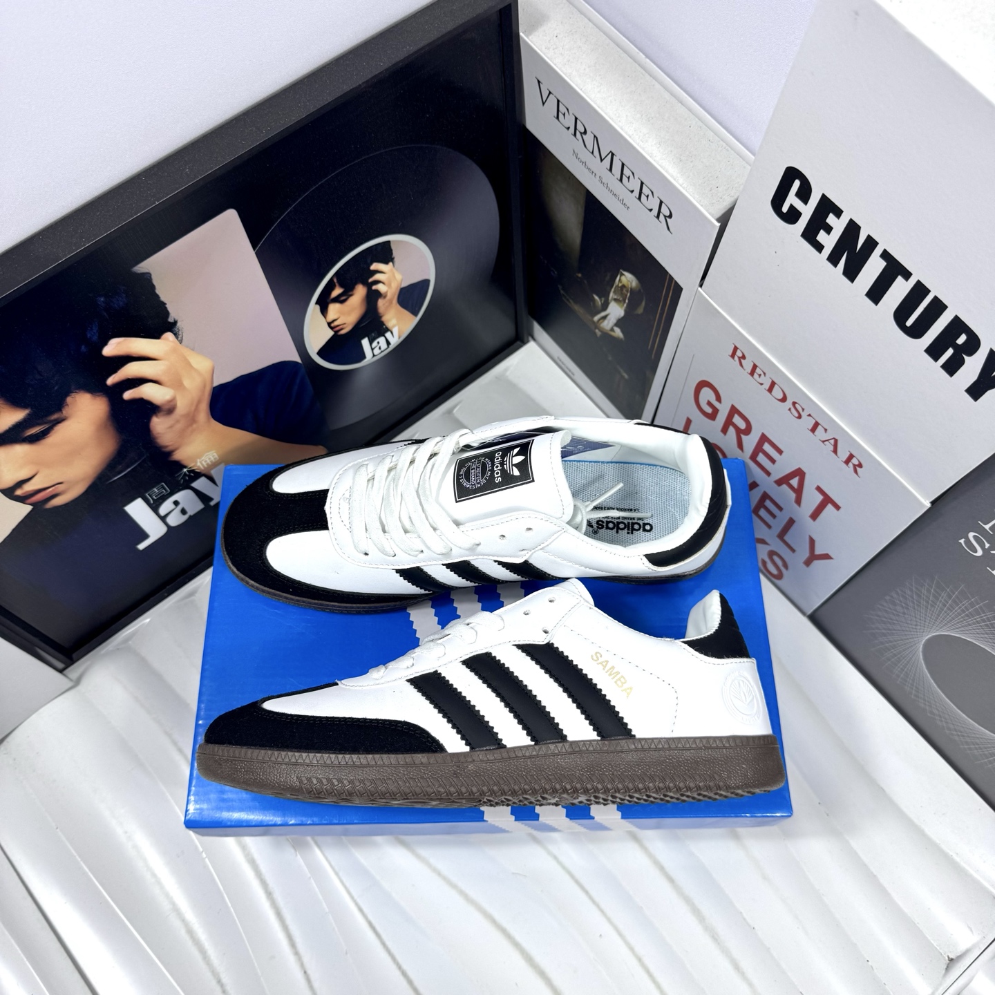 供货价:60💰『阿迪德训篇』三叶草热销款,原盒真标
Adidas/阿迪达斯 原装纸版开发楦型，❗阿迪达斯adidas 三叶草 Originals Samba Rose 德训系列百搭经典板鞋“
货号：DX005白黑黑
尺码：36 37 38 39 40 41 42 43 44