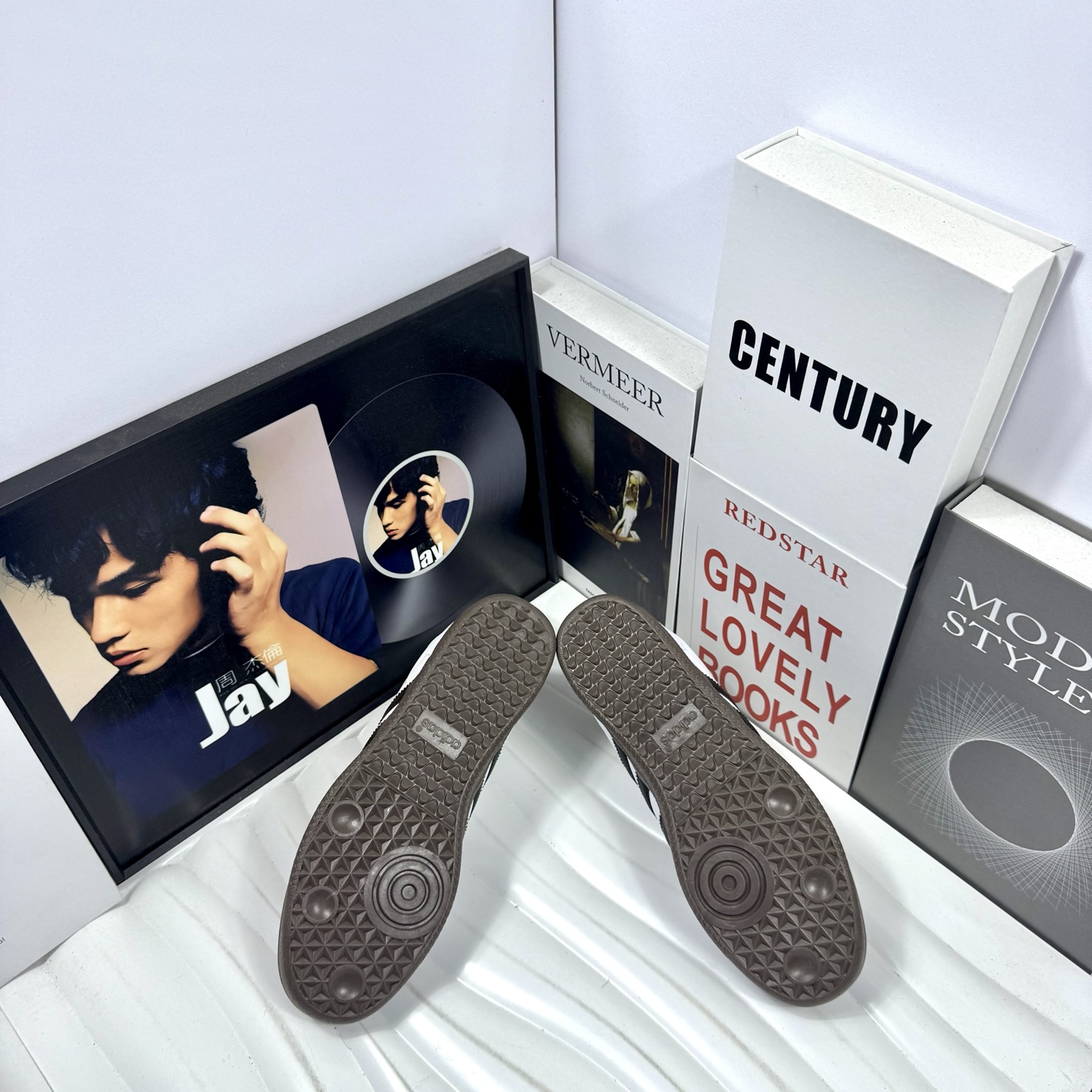 供货价:60💰『阿迪德训篇』三叶草热销款,原盒真标
Adidas/阿迪达斯 原装纸版开发楦型，❗阿迪达斯adidas 三叶草 Originals Samba Rose 德训系列百搭经典板鞋“
货号：DX005白黑黑
尺码：36 37 38 39 40 41 42 43 44