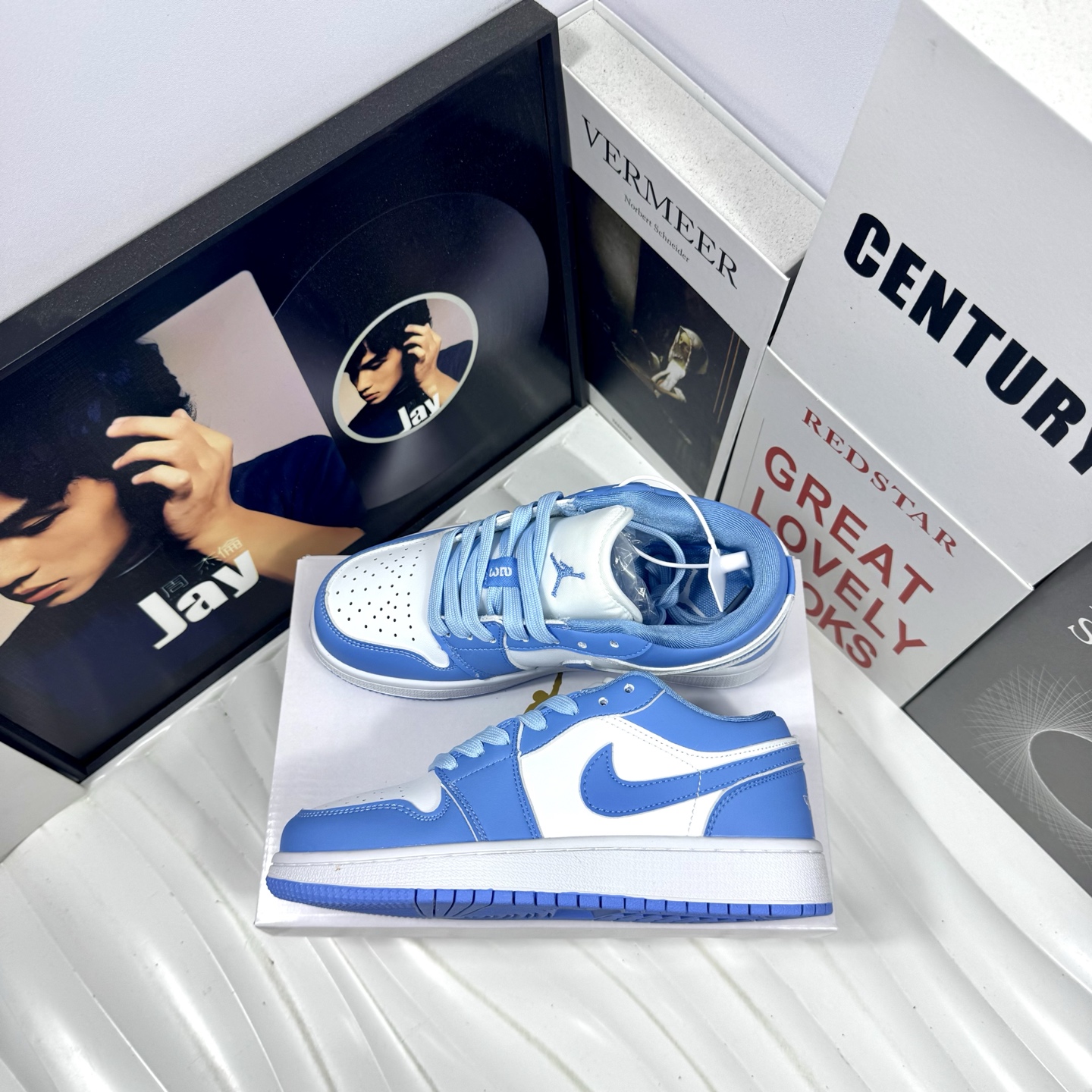 供货价:68💰『高瑞AJ1系列』摩擦嘎吱嘎吱响,原盒真标
Air Jordan 1 Low 童鞋大学蓝
外贸订单 质量超顶🔝全鞋真皮
原厂内置稳形海玻璃鞋垫 A模大底 
头层小牛皮 鞋舌AJ原厂专用牛津布+AJ专用反口珍珠布+无杂质高弹内里海棉+特殊封边弹力鞋带+后跟无连线精密刺绣
Size：31 32 33 34 35 童鞋鞋码
男女码36-44也有