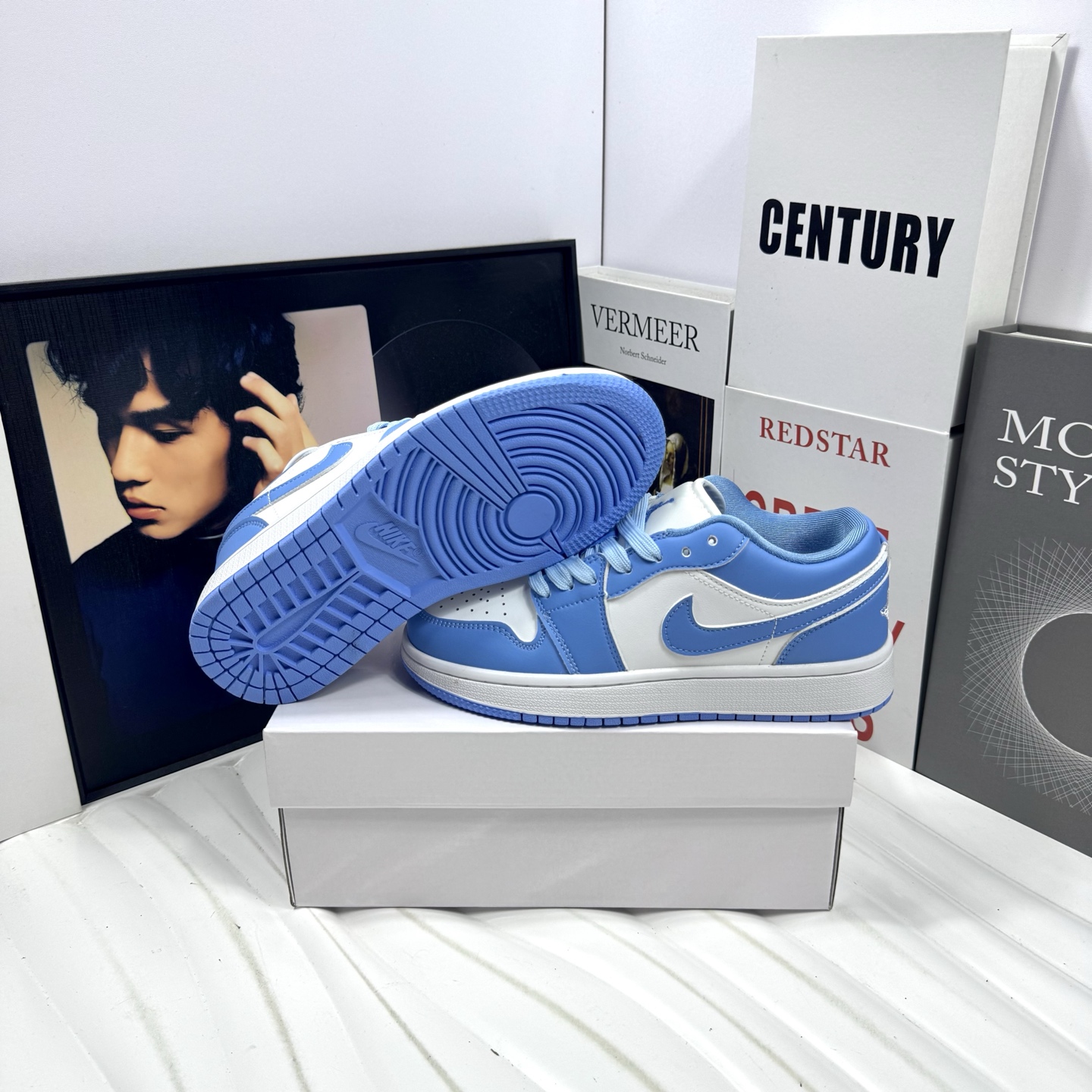 供货价:68💰『高瑞AJ1系列』摩擦嘎吱嘎吱响,原盒真标
Air Jordan 1 Low 童鞋大学蓝
外贸订单 质量超顶🔝全鞋真皮
原厂内置稳形海玻璃鞋垫 A模大底 
头层小牛皮 鞋舌AJ原厂专用牛津布+AJ专用反口珍珠布+无杂质高弹内里海棉+特殊封边弹力鞋带+后跟无连线精密刺绣
Size：31 32 33 34 35 童鞋鞋码
男女码36-44也有
