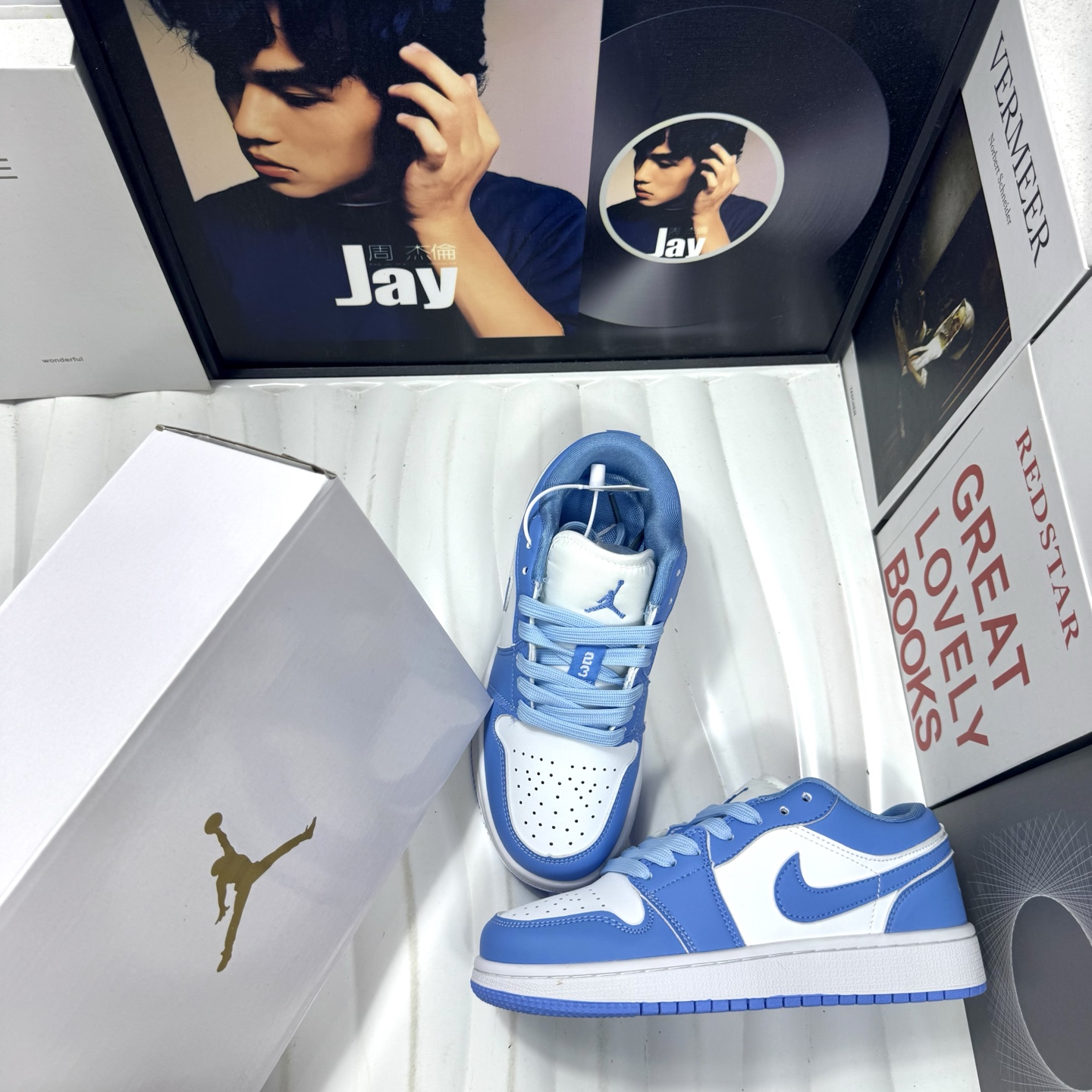 供货价:68💰『高瑞AJ1系列』摩擦嘎吱嘎吱响,原盒真标
Air Jordan 1 Low 童鞋大学蓝
外贸订单 质量超顶🔝全鞋真皮
原厂内置稳形海玻璃鞋垫 A模大底 
头层小牛皮 鞋舌AJ原厂专用牛津布+AJ专用反口珍珠布+无杂质高弹内里海棉+特殊封边弹力鞋带+后跟无连线精密刺绣
Size：31 32 33 34 35 童鞋鞋码
男女码36-44也有