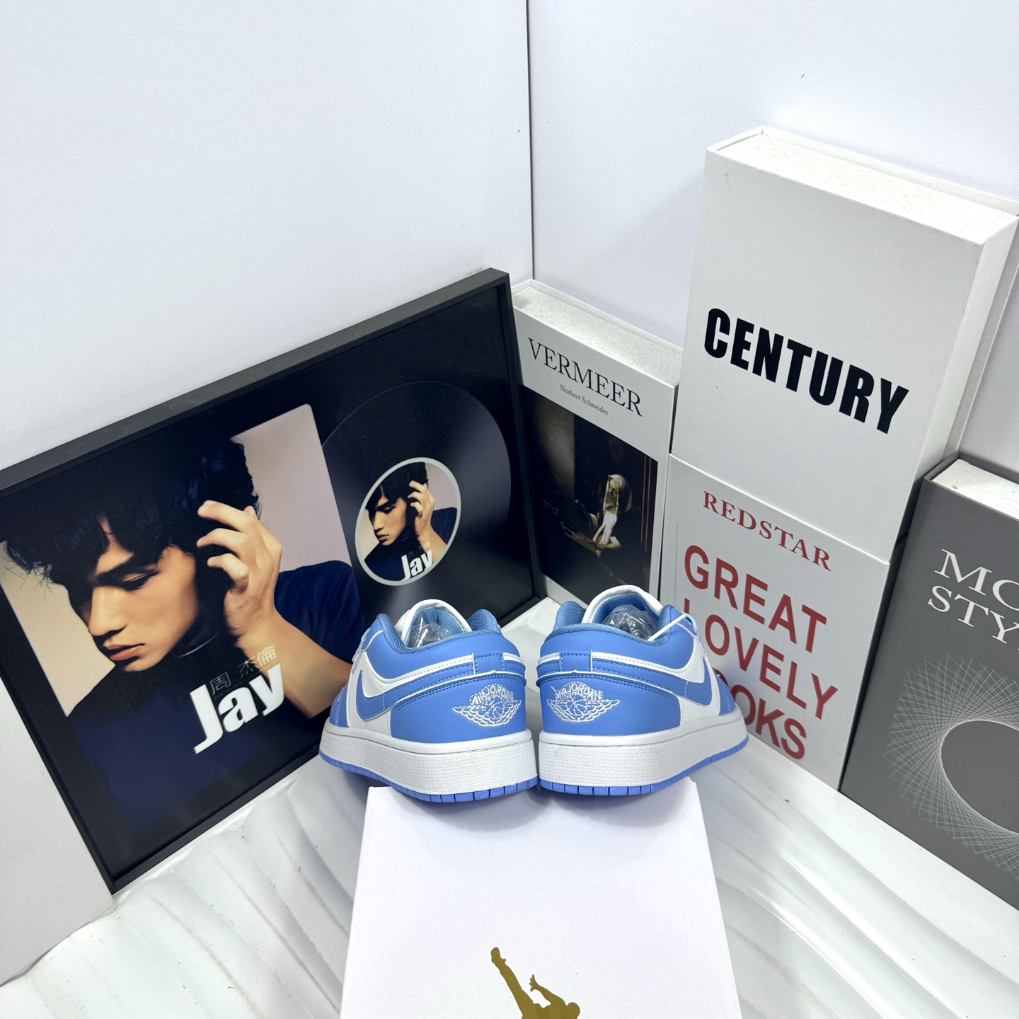 供货价:68💰『高瑞AJ1系列』摩擦嘎吱嘎吱响,原盒真标
Air Jordan 1 Low 童鞋大学蓝
外贸订单 质量超顶🔝全鞋真皮
原厂内置稳形海玻璃鞋垫 A模大底 
头层小牛皮 鞋舌AJ原厂专用牛津布+AJ专用反口珍珠布+无杂质高弹内里海棉+特殊封边弹力鞋带+后跟无连线精密刺绣
Size：31 32 33 34 35 童鞋鞋码
男女码36-44也有