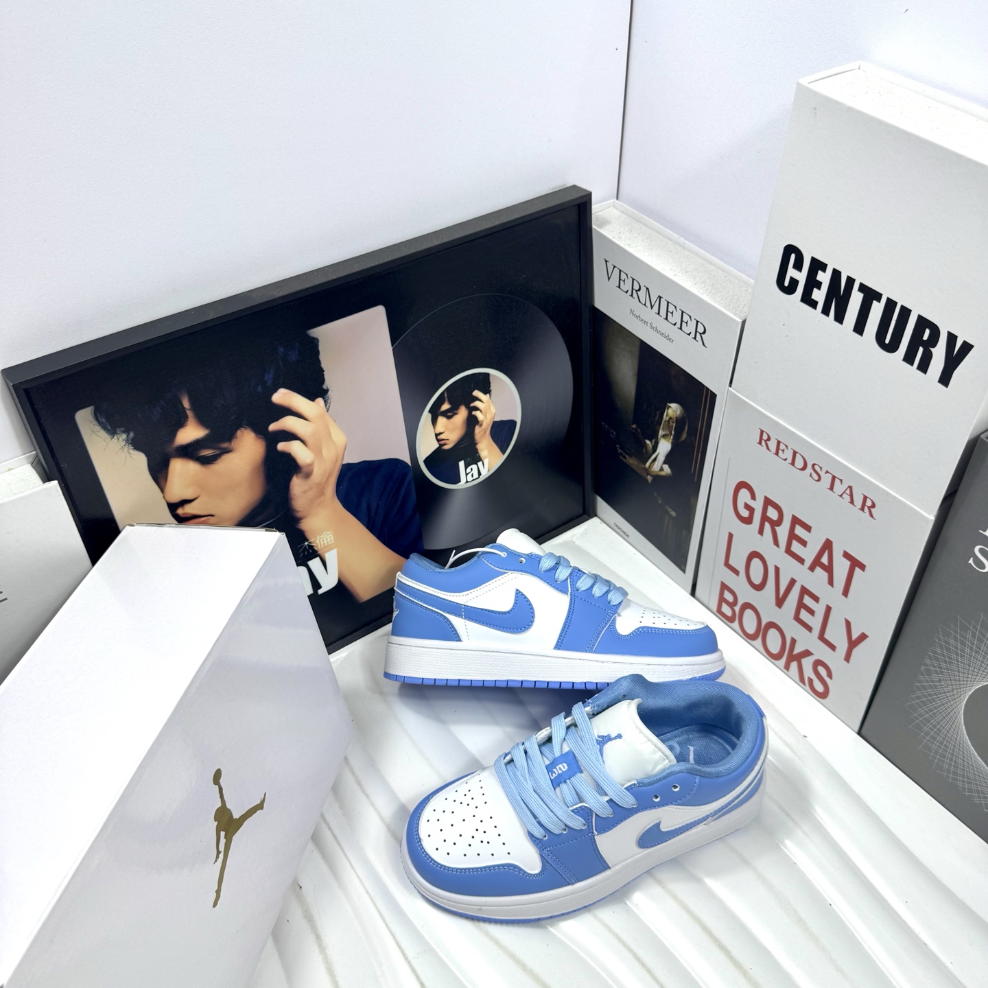 供货价:68💰『高瑞AJ1系列』摩擦嘎吱嘎吱响,原盒真标
Air Jordan 1 Low 童鞋大学蓝
外贸订单 质量超顶🔝全鞋真皮
原厂内置稳形海玻璃鞋垫 A模大底 
头层小牛皮 鞋舌AJ原厂专用牛津布+AJ专用反口珍珠布+无杂质高弹内里海棉+特殊封边弹力鞋带+后跟无连线精密刺绣
Size：31 32 33 34 35 童鞋鞋码
男女码36-44也有