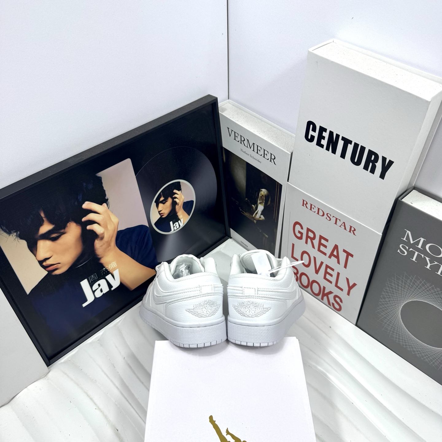 供货价:68💰『高瑞AJ1系列』摩擦嘎吱嘎吱响,原盒真标
Air Jordan 1 Low 童鞋纯白
外贸订单 质量超顶🔝全鞋真皮
原厂内置稳形海玻璃鞋垫 A模大底 
头层小牛皮 鞋舌AJ原厂专用牛津布+AJ专用反口珍珠布+无杂质高弹内里海棉+特殊封边弹力鞋带+后跟无连线精密刺绣
Size：31 32 33 34 35 童鞋鞋码
男女码36-44也有