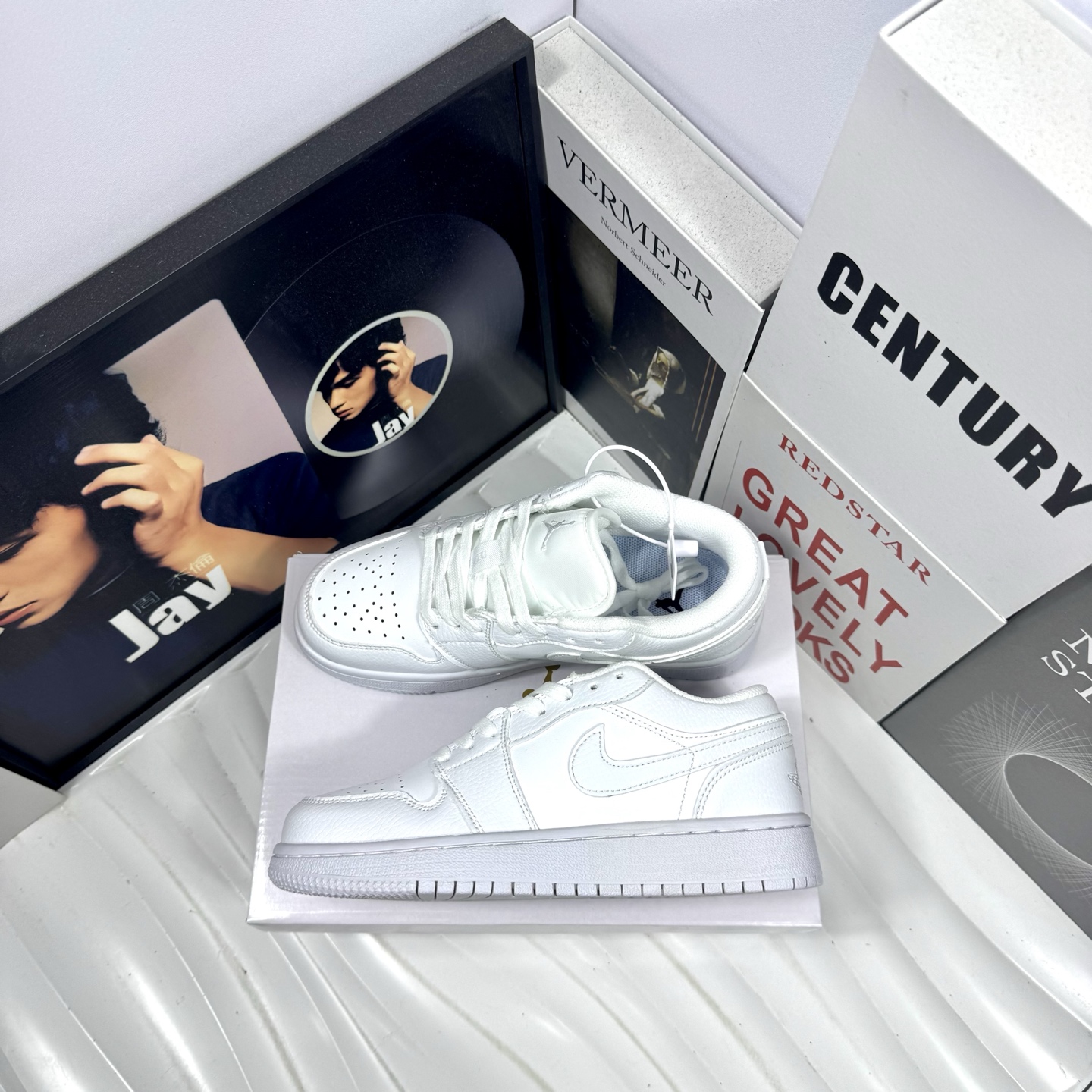 供货价:68💰『高瑞AJ1系列』摩擦嘎吱嘎吱响,原盒真标
Air Jordan 1 Low 童鞋纯白
外贸订单 质量超顶🔝全鞋真皮
原厂内置稳形海玻璃鞋垫 A模大底 
头层小牛皮 鞋舌AJ原厂专用牛津布+AJ专用反口珍珠布+无杂质高弹内里海棉+特殊封边弹力鞋带+后跟无连线精密刺绣
Size：31 32 33 34 35 童鞋鞋码
男女码36-44也有