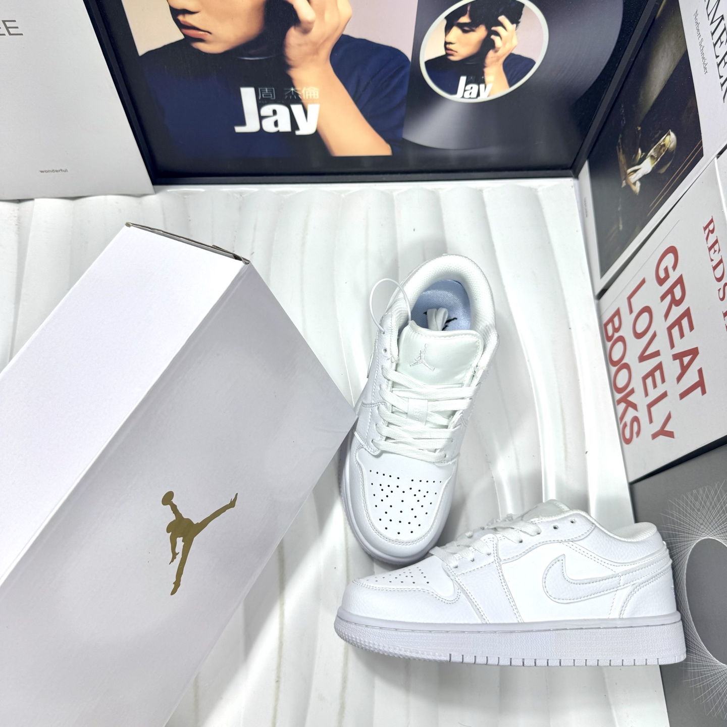 供货价:68💰『高瑞AJ1系列』摩擦嘎吱嘎吱响,原盒真标
Air Jordan 1 Low 童鞋纯白
外贸订单 质量超顶🔝全鞋真皮
原厂内置稳形海玻璃鞋垫 A模大底 
头层小牛皮 鞋舌AJ原厂专用牛津布+AJ专用反口珍珠布+无杂质高弹内里海棉+特殊封边弹力鞋带+后跟无连线精密刺绣
Size：31 32 33 34 35 童鞋鞋码
男女码36-44也有