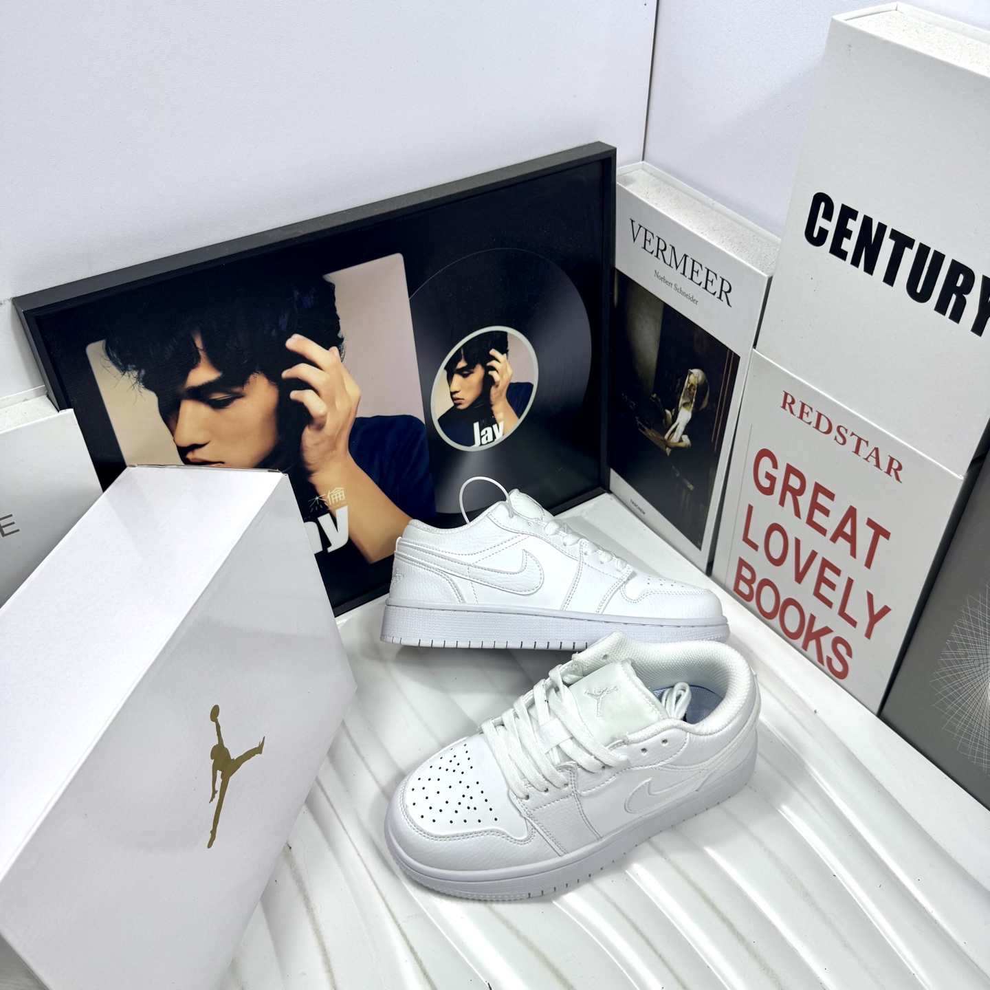 供货价:68💰『高瑞AJ1系列』摩擦嘎吱嘎吱响,原盒真标
Air Jordan 1 Low 童鞋纯白
外贸订单 质量超顶🔝全鞋真皮
原厂内置稳形海玻璃鞋垫 A模大底 
头层小牛皮 鞋舌AJ原厂专用牛津布+AJ专用反口珍珠布+无杂质高弹内里海棉+特殊封边弹力鞋带+后跟无连线精密刺绣
Size：31 32 33 34 35 童鞋鞋码
男女码36-44也有