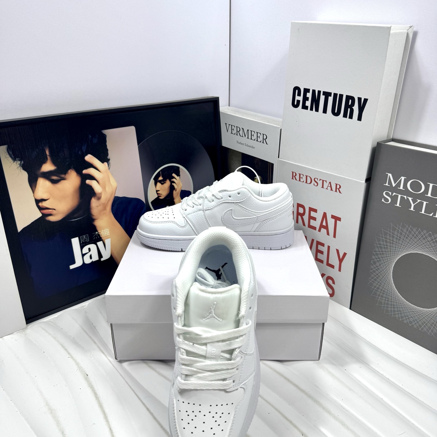 供货价:68💰『高瑞AJ1系列』摩擦嘎吱嘎吱响,原盒真标
Air Jordan 1 Low 童鞋纯白
外贸订单 质量超顶🔝全鞋真皮
原厂内置稳形海玻璃鞋垫 A模大底 
头层小牛皮 鞋舌AJ原厂专用牛津布+AJ专用反口珍珠布+无杂质高弹内里海棉+特殊封边弹力鞋带+后跟无连线精密刺绣
Size：31 32 33 34 35 童鞋鞋码
男女码36-44也有
