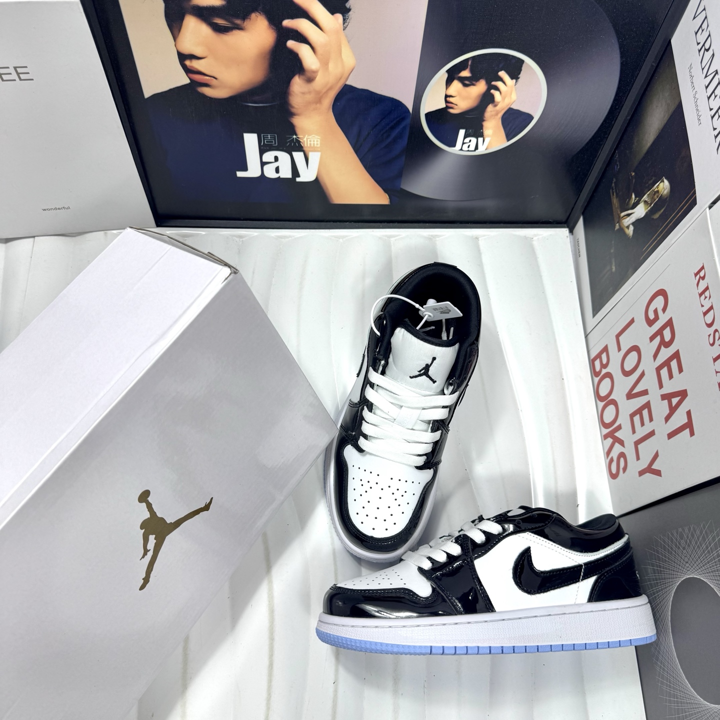 供货价:68💰『高瑞AJ1系列』摩擦嘎吱嘎吱响,原盒真标
Air Jordan 1 Low 童鞋漆皮黑白
外贸订单 质量超顶🔝全鞋真皮
原厂内置稳形海玻璃鞋垫 A模大底 
头层小牛皮 鞋舌AJ原厂专用牛津布+AJ专用反口珍珠布+无杂质高弹内里海棉+特殊封边弹力鞋带+后跟无连线精密刺绣
Size：31 32 33 34 35 童鞋鞋码
男女码36-44也有
