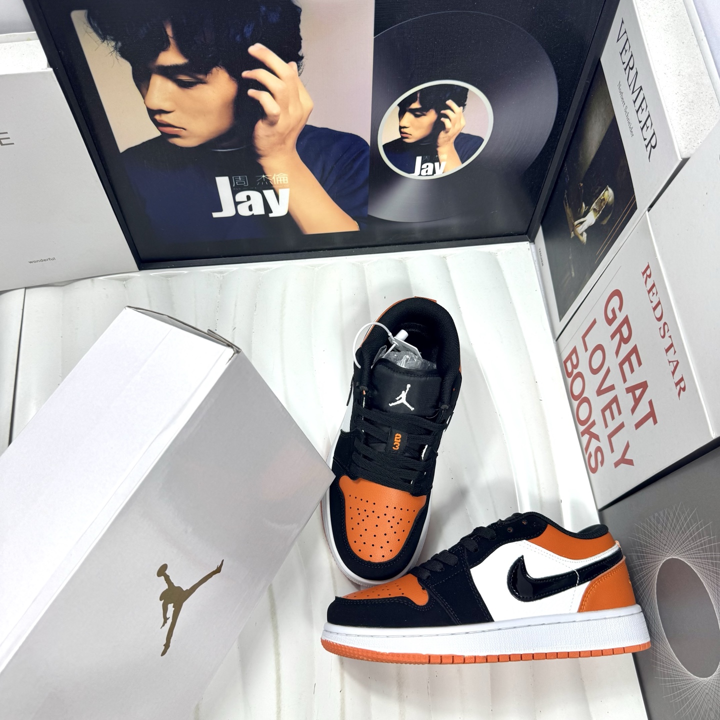 供货价:68💰『高瑞AJ1系列』摩擦嘎吱嘎吱响,原盒真标
Air Jordan 1 Low 童鞋扣碎
外贸订单 质量超顶🔝全鞋真皮
原厂内置稳形海玻璃鞋垫 A模大底 
头层小牛皮 鞋舌AJ原厂专用牛津布+AJ专用反口珍珠布+无杂质高弹内里海棉+特殊封边弹力鞋带+后跟无连线精密刺绣
Size：31 32 33 34 35 童鞋鞋码
男女码36-44也有
