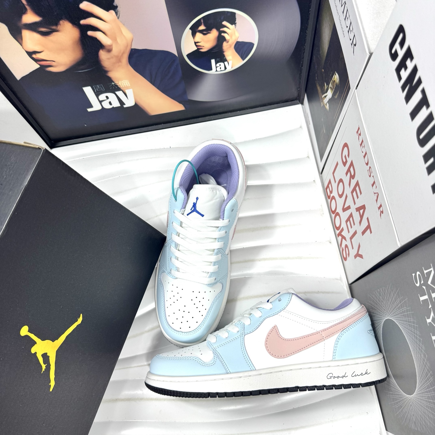💰105
Air Jordan 1 Low 盐渍莓果
原厂内置稳形海玻璃鞋垫 A模大底 
头层小牛皮 鞋舌AJ原厂专用牛津布+AJ专用反口珍珠布+无杂质高弹内里海棉+特殊封边弹力鞋带+后跟无连线精密刺绣
Size：36 37 38 39 40 