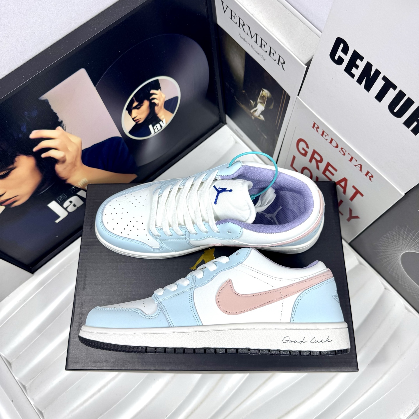 💰105
Air Jordan 1 Low 盐渍莓果
原厂内置稳形海玻璃鞋垫 A模大底 
头层小牛皮 鞋舌AJ原厂专用牛津布+AJ专用反口珍珠布+无杂质高弹内里海棉+特殊封边弹力鞋带+后跟无连线精密刺绣
Size：36 37 38 39 40 