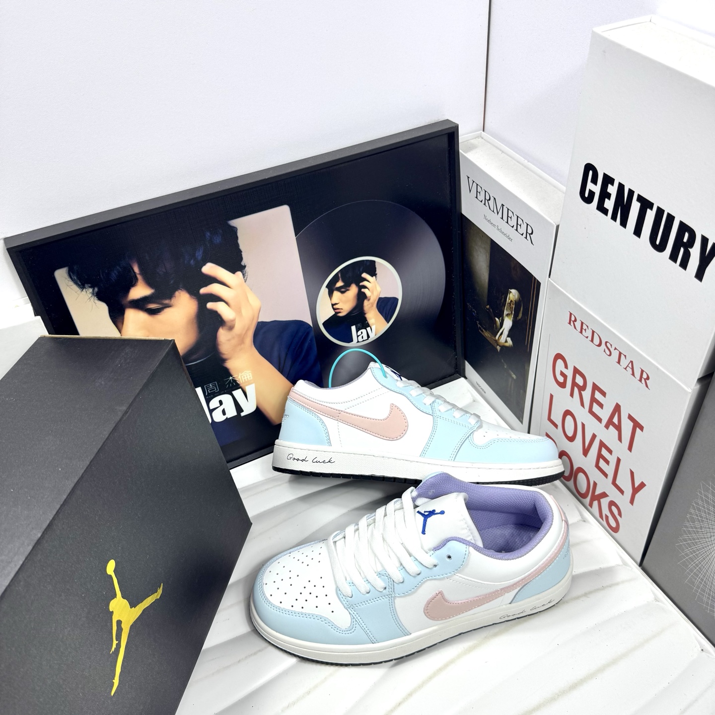 💰105
Air Jordan 1 Low 盐渍莓果
原厂内置稳形海玻璃鞋垫 A模大底 
头层小牛皮 鞋舌AJ原厂专用牛津布+AJ专用反口珍珠布+无杂质高弹内里海棉+特殊封边弹力鞋带+后跟无连线精密刺绣
Size：36 37 38 39 40 