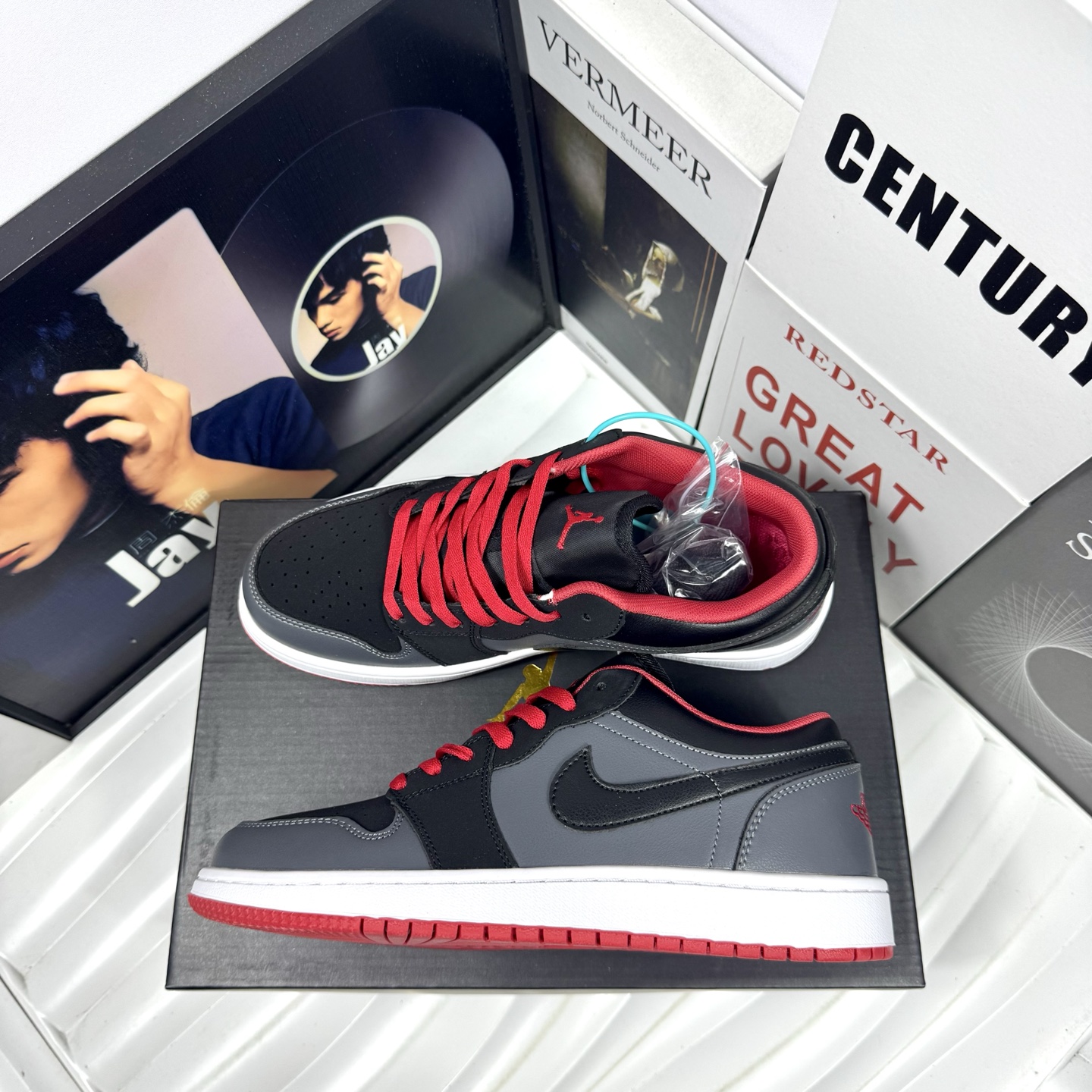 💰105
Air Jordan 1 Low 复古灰
原厂内置稳形海玻璃鞋垫 A模大底 
头层小牛皮 鞋舌AJ原厂专用牛津布+AJ专用反口珍珠布+无杂质高弹内里海棉+特殊封边弹力鞋带+后跟无连线精密刺绣
Size：36 37 38 39 40 41 42 43 44