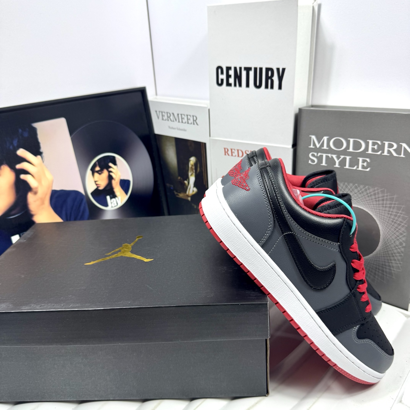 💰105
Air Jordan 1 Low 复古灰
原厂内置稳形海玻璃鞋垫 A模大底 
头层小牛皮 鞋舌AJ原厂专用牛津布+AJ专用反口珍珠布+无杂质高弹内里海棉+特殊封边弹力鞋带+后跟无连线精密刺绣
Size：36 37 38 39 40 41 42 43 44