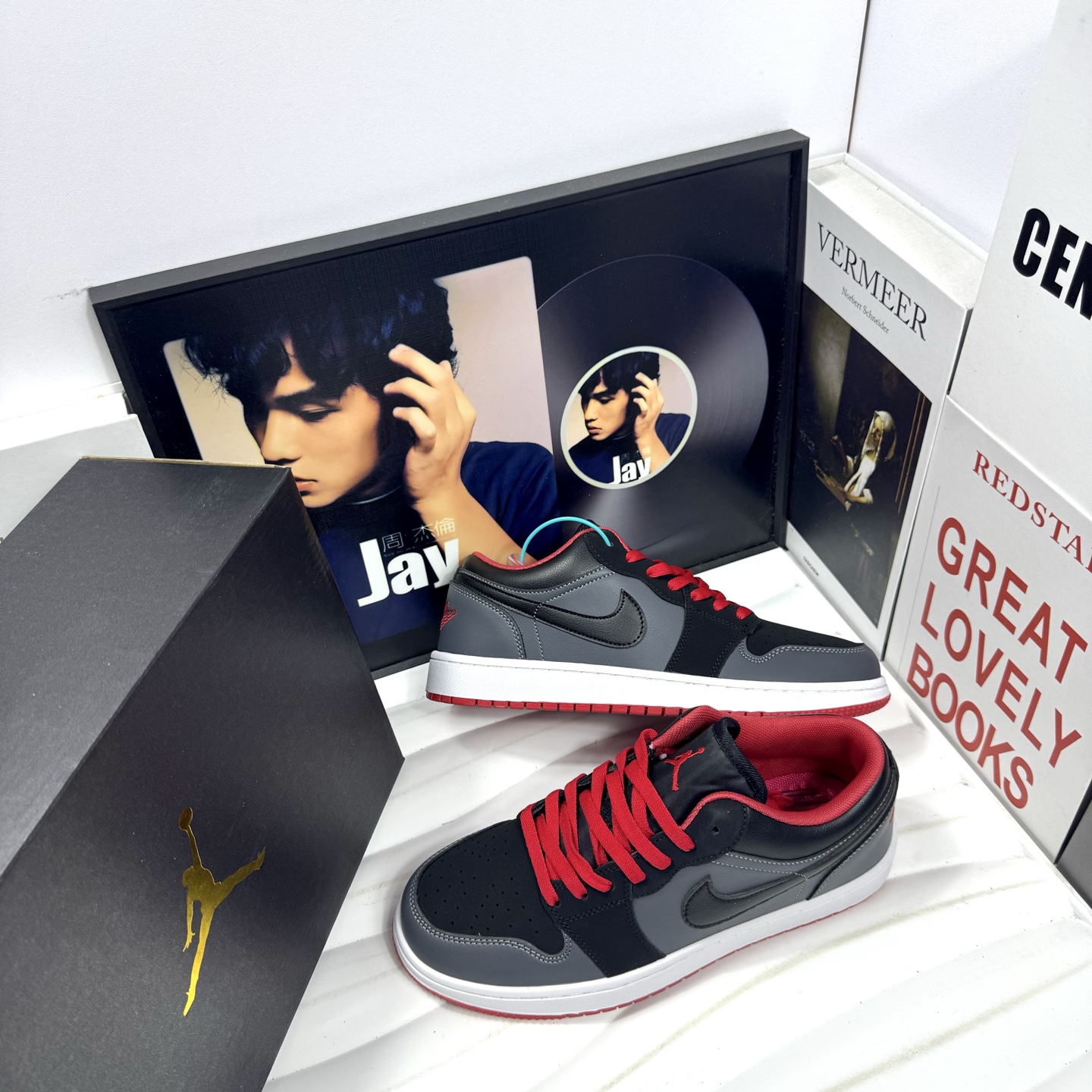 💰105
Air Jordan 1 Low 复古灰
原厂内置稳形海玻璃鞋垫 A模大底 
头层小牛皮 鞋舌AJ原厂专用牛津布+AJ专用反口珍珠布+无杂质高弹内里海棉+特殊封边弹力鞋带+后跟无连线精密刺绣
Size：36 37 38 39 40 41 42 43 44