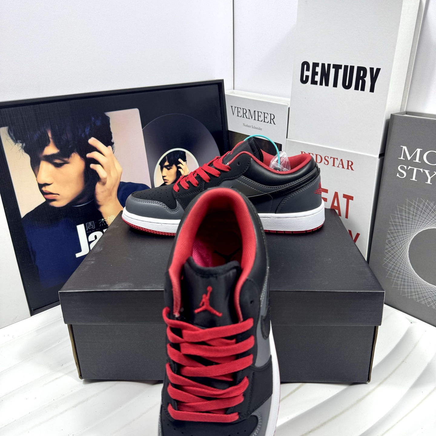 💰105
Air Jordan 1 Low 复古灰
原厂内置稳形海玻璃鞋垫 A模大底 
头层小牛皮 鞋舌AJ原厂专用牛津布+AJ专用反口珍珠布+无杂质高弹内里海棉+特殊封边弹力鞋带+后跟无连线精密刺绣
Size：36 37 38 39 40 41 42 43 44