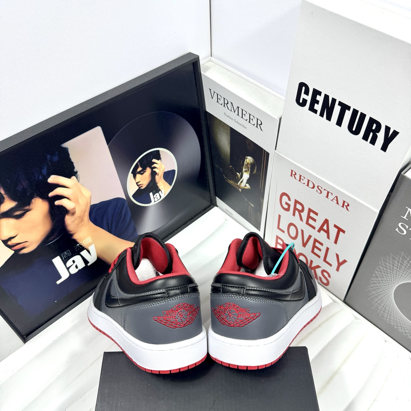 💰105
Air Jordan 1 Low 复古灰
原厂内置稳形海玻璃鞋垫 A模大底 
头层小牛皮 鞋舌AJ原厂专用牛津布+AJ专用反口珍珠布+无杂质高弹内里海棉+特殊封边弹力鞋带+后跟无连线精密刺绣
Size：36 37 38 39 40 41 42 43 44