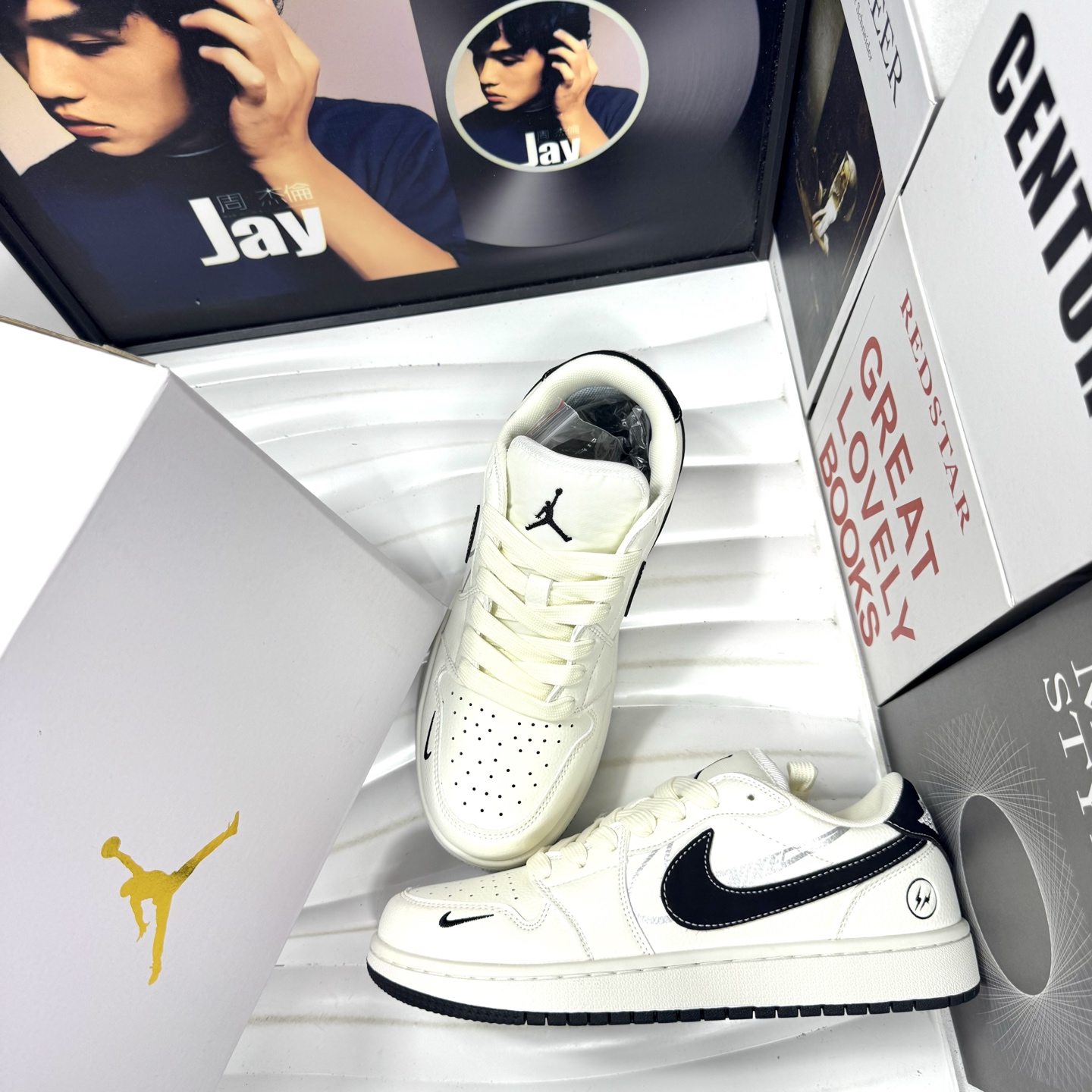 💰105
Air Jordan 1 Low 米黑闪电
原厂内置稳形海玻璃鞋垫 A模大底 
头层小牛皮 鞋舌AJ原厂专用牛津布+AJ专用反口珍珠布+无杂质高弹内里海棉+特殊封边弹力鞋带+后跟无连线精密刺绣
Size：36 37 38 39 40 41 42 43 44