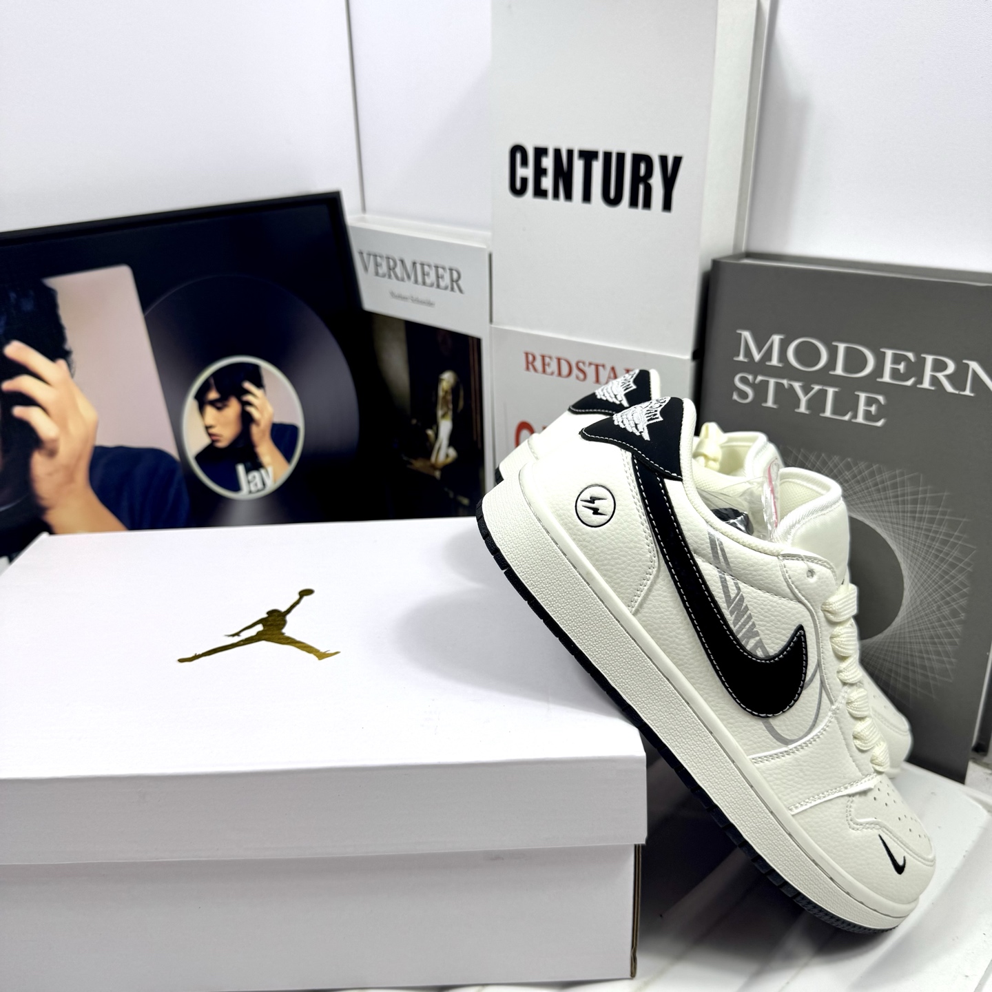 💰105
Air Jordan 1 Low 米黑闪电
原厂内置稳形海玻璃鞋垫 A模大底 
头层小牛皮 鞋舌AJ原厂专用牛津布+AJ专用反口珍珠布+无杂质高弹内里海棉+特殊封边弹力鞋带+后跟无连线精密刺绣
Size：36 37 38 39 40 41 42 43 44