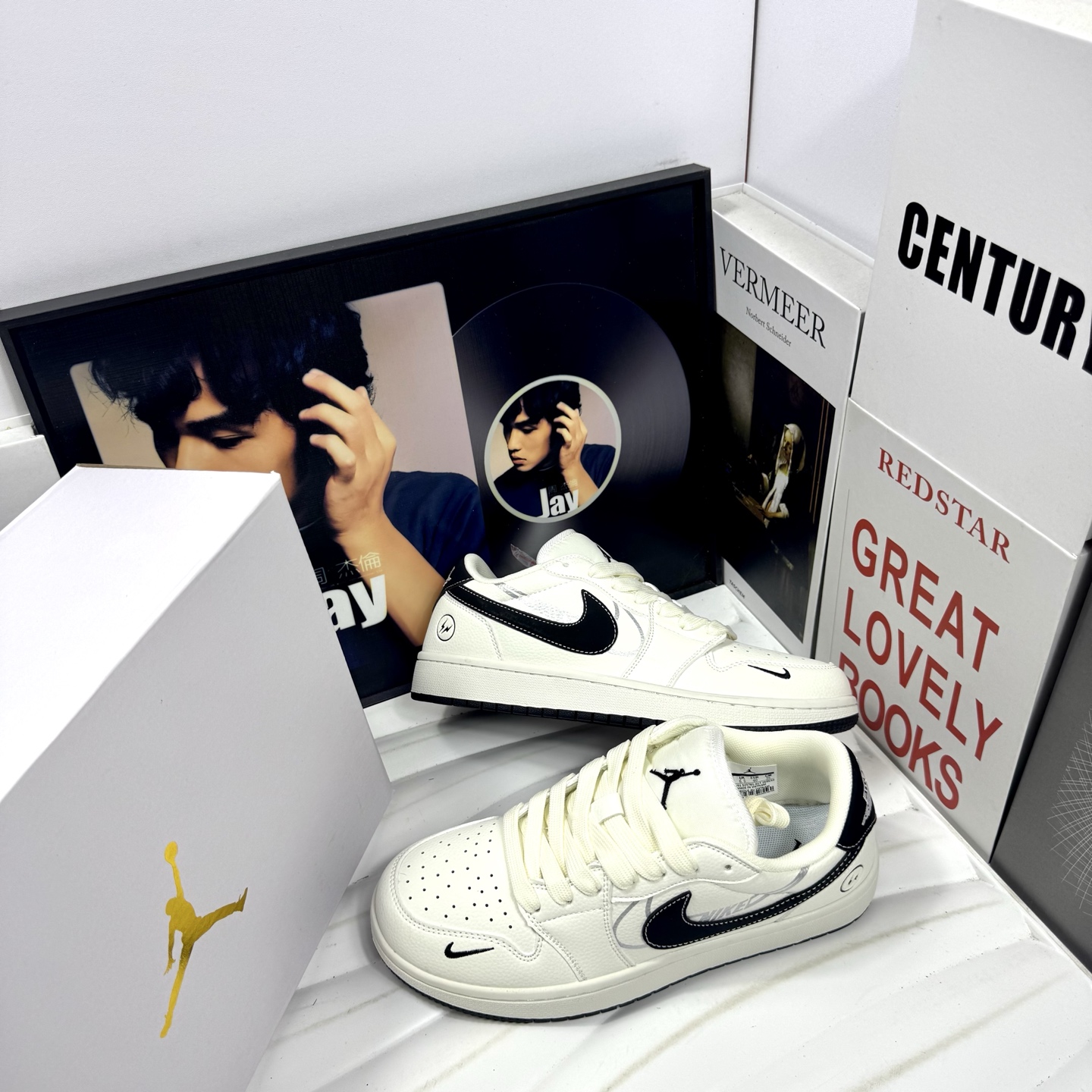 💰105
Air Jordan 1 Low 米黑闪电
原厂内置稳形海玻璃鞋垫 A模大底 
头层小牛皮 鞋舌AJ原厂专用牛津布+AJ专用反口珍珠布+无杂质高弹内里海棉+特殊封边弹力鞋带+后跟无连线精密刺绣
Size：36 37 38 39 40 41 42 43 44