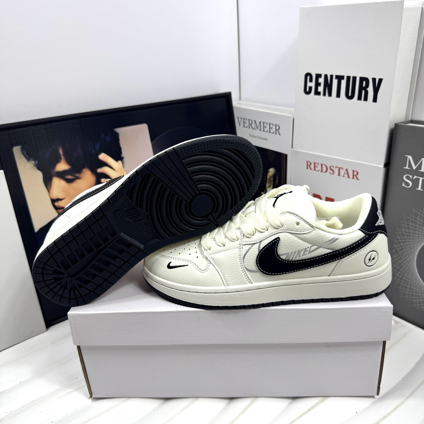 💰105
Air Jordan 1 Low 米黑闪电
原厂内置稳形海玻璃鞋垫 A模大底 
头层小牛皮 鞋舌AJ原厂专用牛津布+AJ专用反口珍珠布+无杂质高弹内里海棉+特殊封边弹力鞋带+后跟无连线精密刺绣
Size：36 37 38 39 40 41 42 43 44