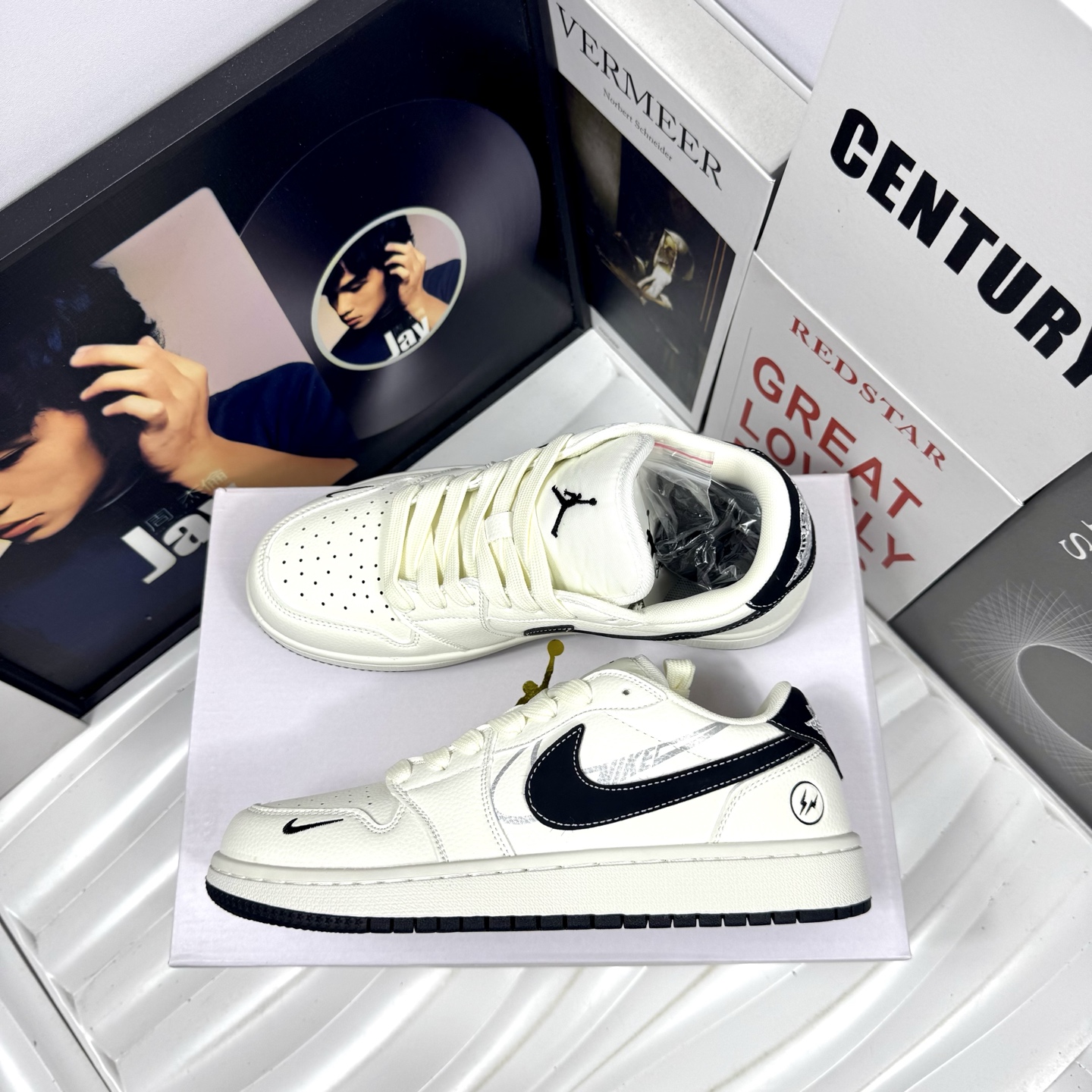 💰105
Air Jordan 1 Low 米黑闪电
原厂内置稳形海玻璃鞋垫 A模大底 
头层小牛皮 鞋舌AJ原厂专用牛津布+AJ专用反口珍珠布+无杂质高弹内里海棉+特殊封边弹力鞋带+后跟无连线精密刺绣
Size：36 37 38 39 40 41 42 43 44