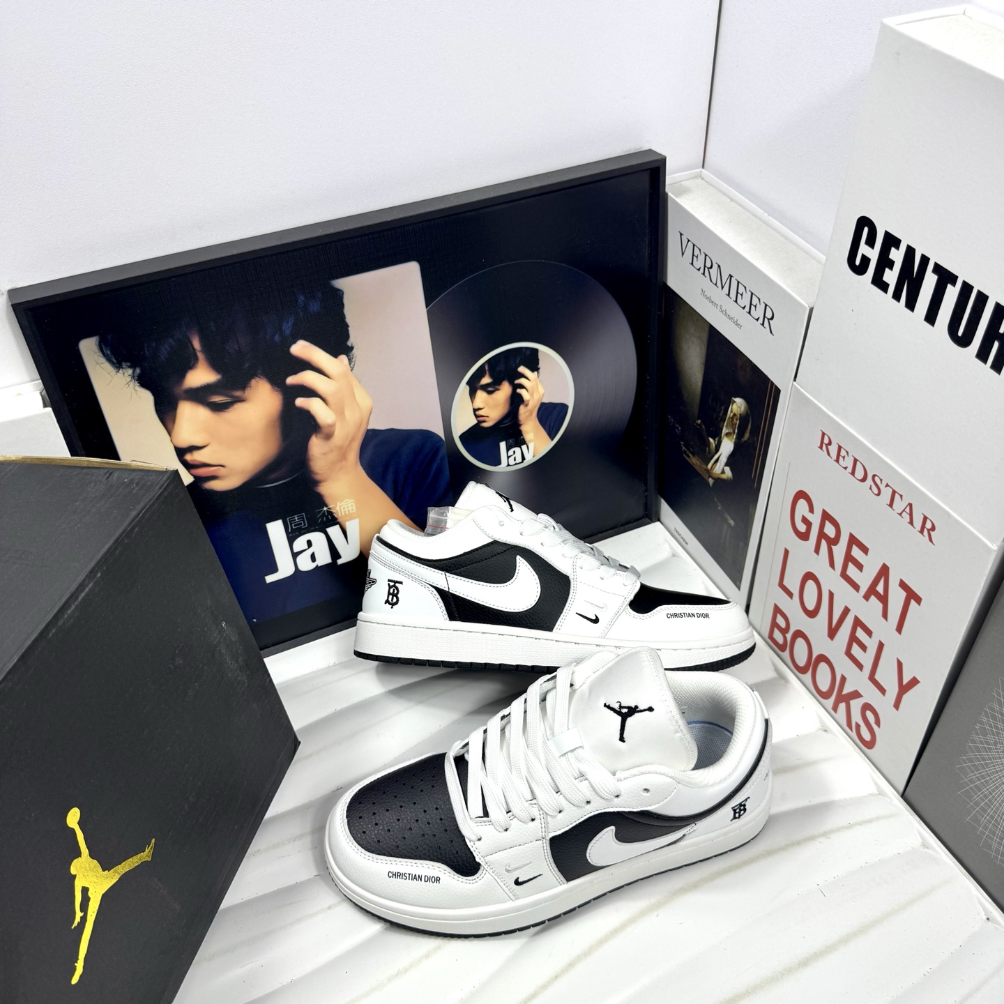 💰105
Air Jordan 1 Low 黑白金钱豹
原厂内置稳形海玻璃鞋垫 A模大底 
头层小牛皮 鞋舌AJ原厂专用牛津布+AJ专用反口珍珠布+无杂质高弹内里海棉+特殊封边弹力鞋带+后跟无连线精密刺绣
Size：36 37 38 39 40 41 42 43 44