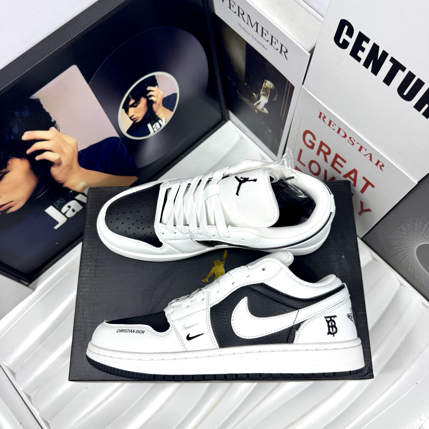💰105
Air Jordan 1 Low 黑白金钱豹
原厂内置稳形海玻璃鞋垫 A模大底 
头层小牛皮 鞋舌AJ原厂专用牛津布+AJ专用反口珍珠布+无杂质高弹内里海棉+特殊封边弹力鞋带+后跟无连线精密刺绣
Size：36 37 38 39 40 41 42 43 44