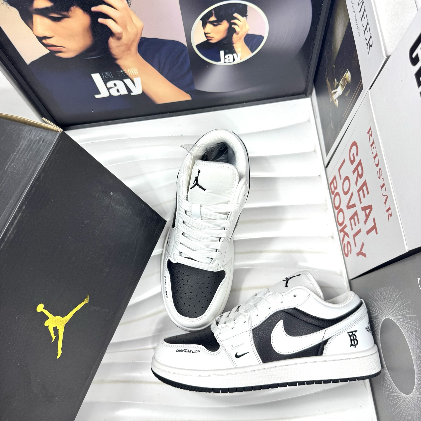 💰105
Air Jordan 1 Low 黑白金钱豹
原厂内置稳形海玻璃鞋垫 A模大底 
头层小牛皮 鞋舌AJ原厂专用牛津布+AJ专用反口珍珠布+无杂质高弹内里海棉+特殊封边弹力鞋带+后跟无连线精密刺绣
Size：36 37 38 39 40 41 42 43 44