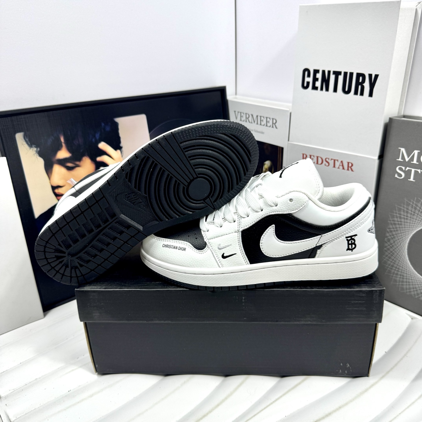 💰105
Air Jordan 1 Low 黑白金钱豹
原厂内置稳形海玻璃鞋垫 A模大底 
头层小牛皮 鞋舌AJ原厂专用牛津布+AJ专用反口珍珠布+无杂质高弹内里海棉+特殊封边弹力鞋带+后跟无连线精密刺绣
Size：36 37 38 39 40 41 42 43 44