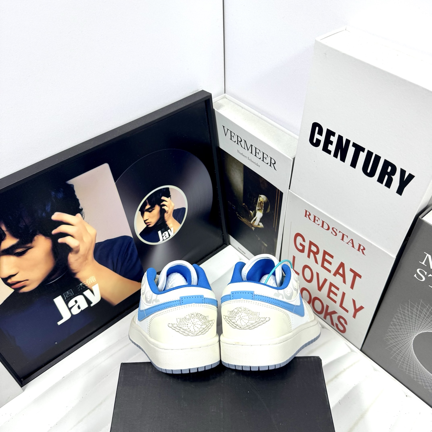 💰105
Air Jordan 1 Low 米兰
原厂内置稳形海玻璃鞋垫 A模大底 
头层小牛皮 鞋舌AJ原厂专用牛津布+AJ专用反口珍珠布+无杂质高弹内里海棉+特殊封边弹力鞋带+后跟无连线精密刺绣
Size：36 37 38 39 40 41 42 43 44