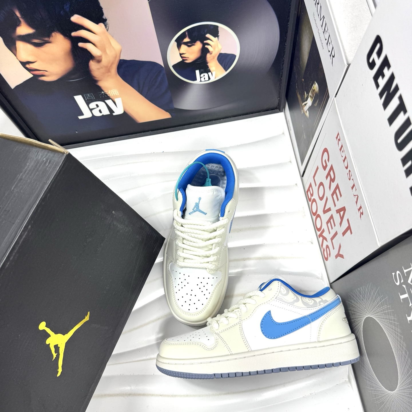 💰105
Air Jordan 1 Low 米兰
原厂内置稳形海玻璃鞋垫 A模大底 
头层小牛皮 鞋舌AJ原厂专用牛津布+AJ专用反口珍珠布+无杂质高弹内里海棉+特殊封边弹力鞋带+后跟无连线精密刺绣
Size：36 37 38 39 40 41 42 43 44
