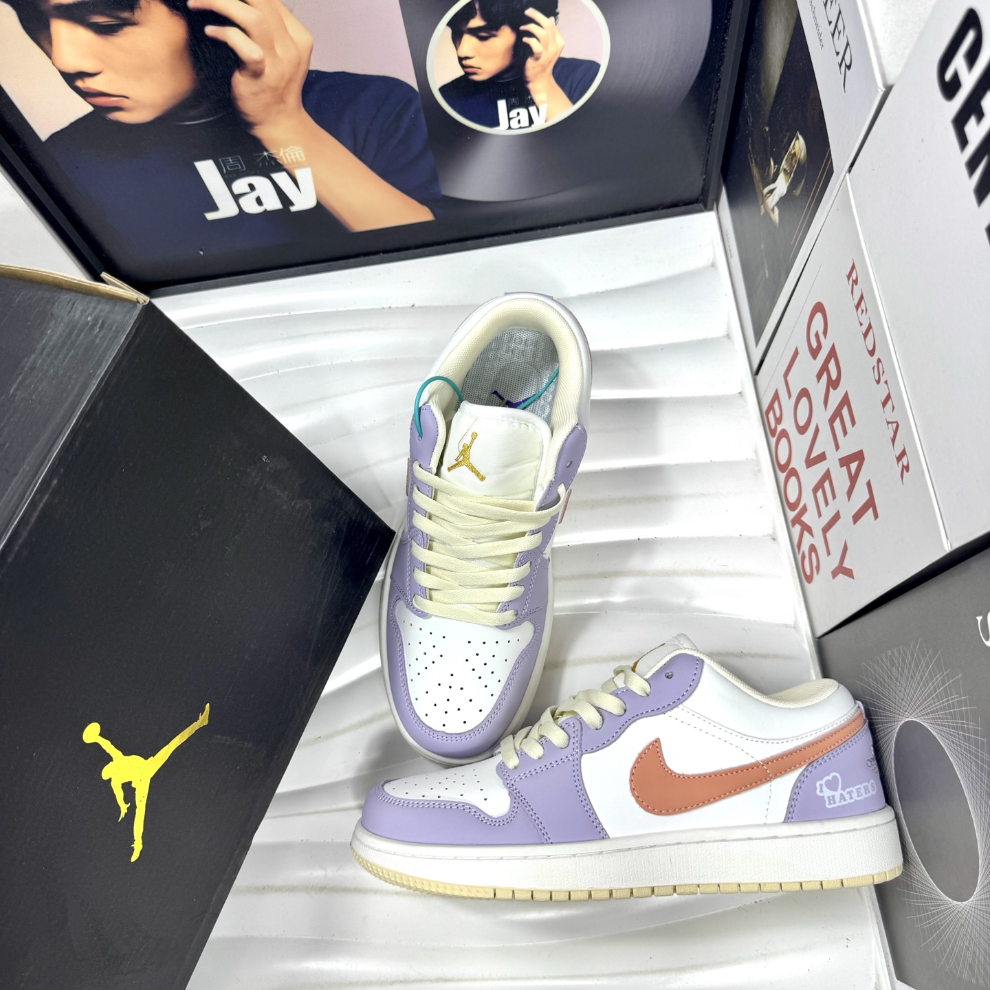 💰105
Air Jordan 1 Low 幻想星球
原厂内置稳形海玻璃鞋垫 A模大底 
头层小牛皮 鞋舌AJ原厂专用牛津布+AJ专用反口珍珠布+无杂质高弹内里海棉+特殊封边弹力鞋带+后跟无连线精密刺绣
Size：36 37 38 39 40 41 42 43 44