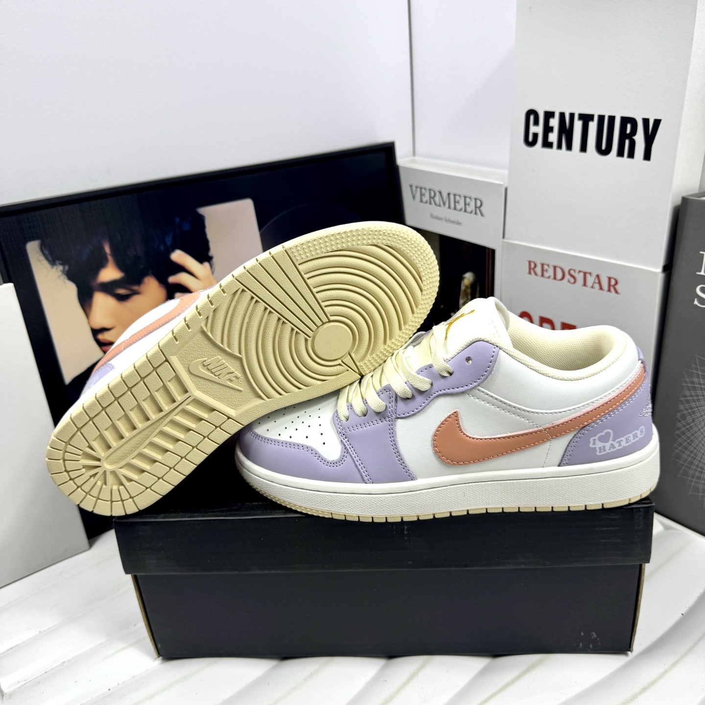 💰105
Air Jordan 1 Low 幻想星球
原厂内置稳形海玻璃鞋垫 A模大底 
头层小牛皮 鞋舌AJ原厂专用牛津布+AJ专用反口珍珠布+无杂质高弹内里海棉+特殊封边弹力鞋带+后跟无连线精密刺绣
Size：36 37 38 39 40 41 42 43 44