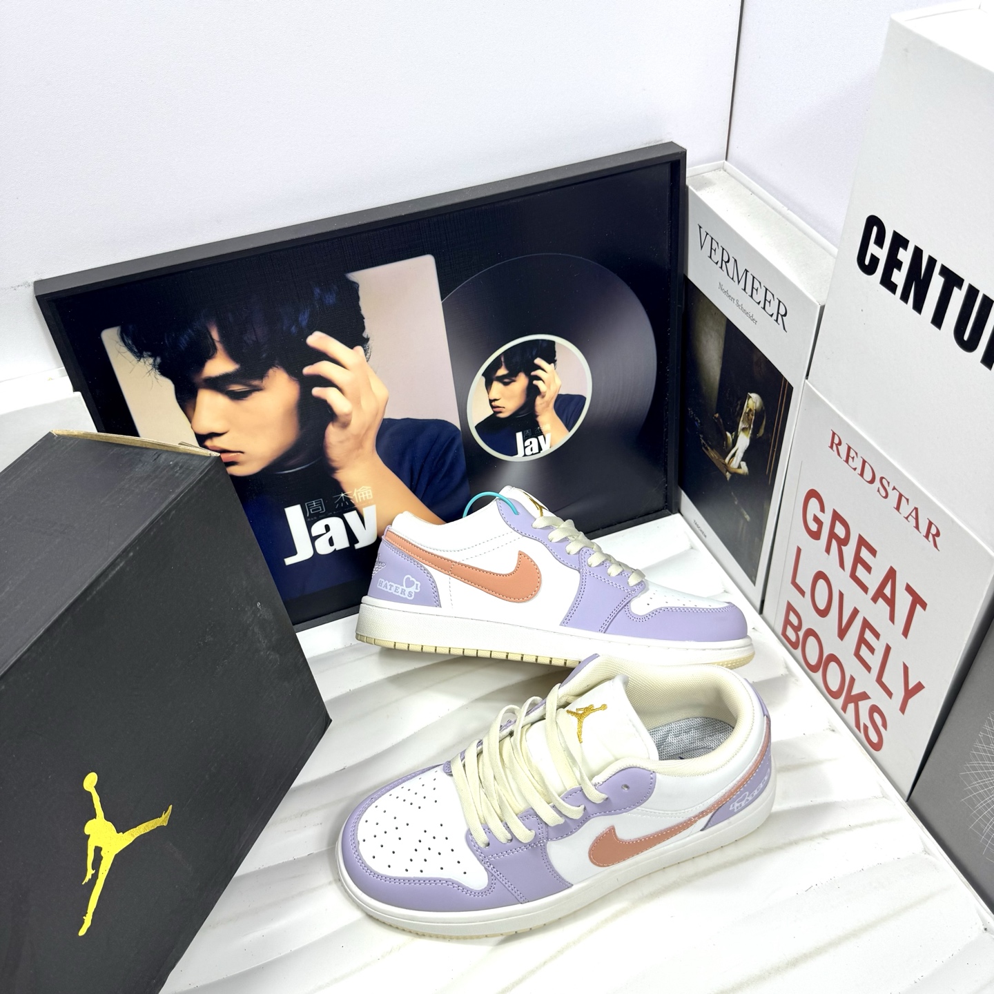 💰105
Air Jordan 1 Low 幻想星球
原厂内置稳形海玻璃鞋垫 A模大底 
头层小牛皮 鞋舌AJ原厂专用牛津布+AJ专用反口珍珠布+无杂质高弹内里海棉+特殊封边弹力鞋带+后跟无连线精密刺绣
Size：36 37 38 39 40 41 42 43 44