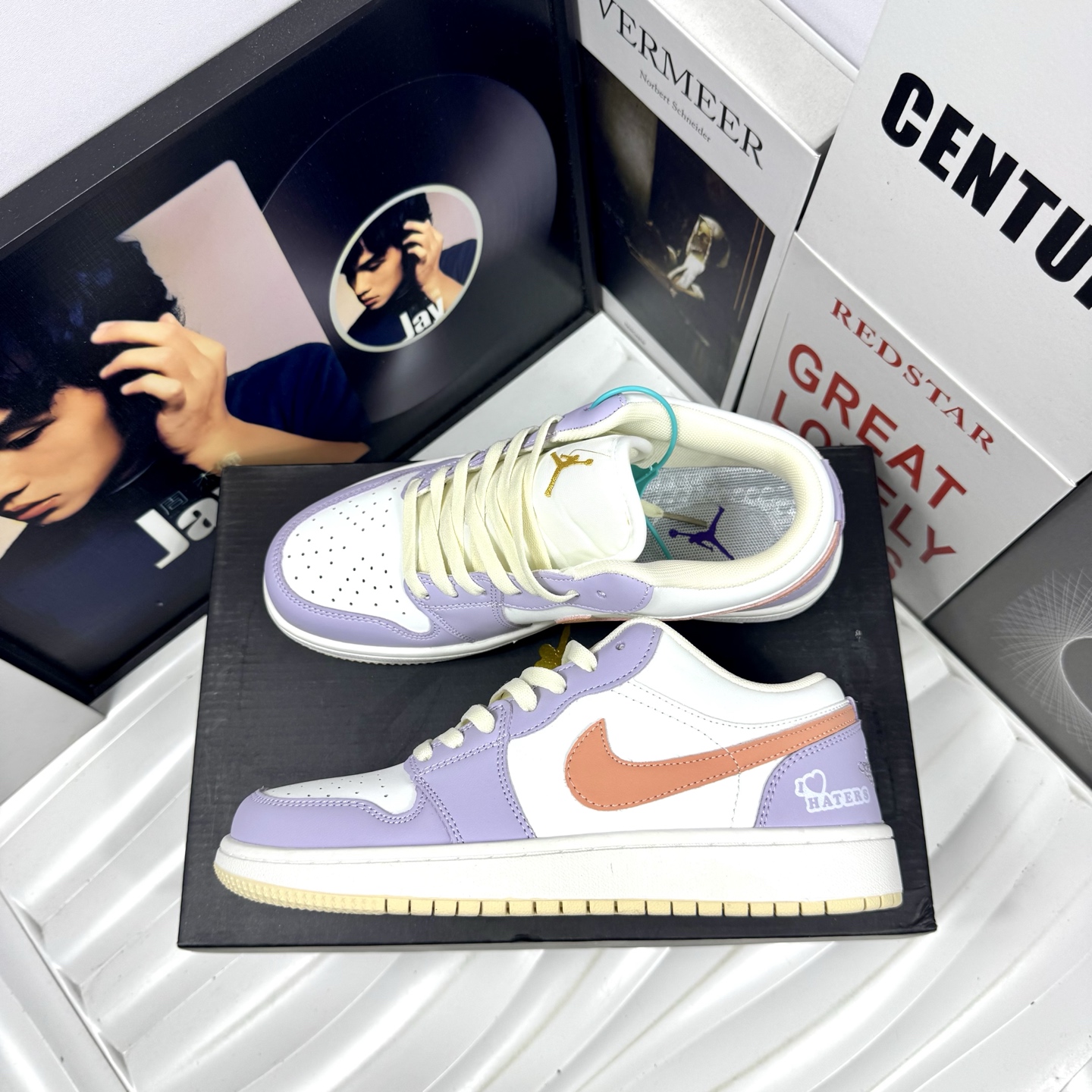 💰105
Air Jordan 1 Low 幻想星球
原厂内置稳形海玻璃鞋垫 A模大底 
头层小牛皮 鞋舌AJ原厂专用牛津布+AJ专用反口珍珠布+无杂质高弹内里海棉+特殊封边弹力鞋带+后跟无连线精密刺绣
Size：36 37 38 39 40 41 42 43 44