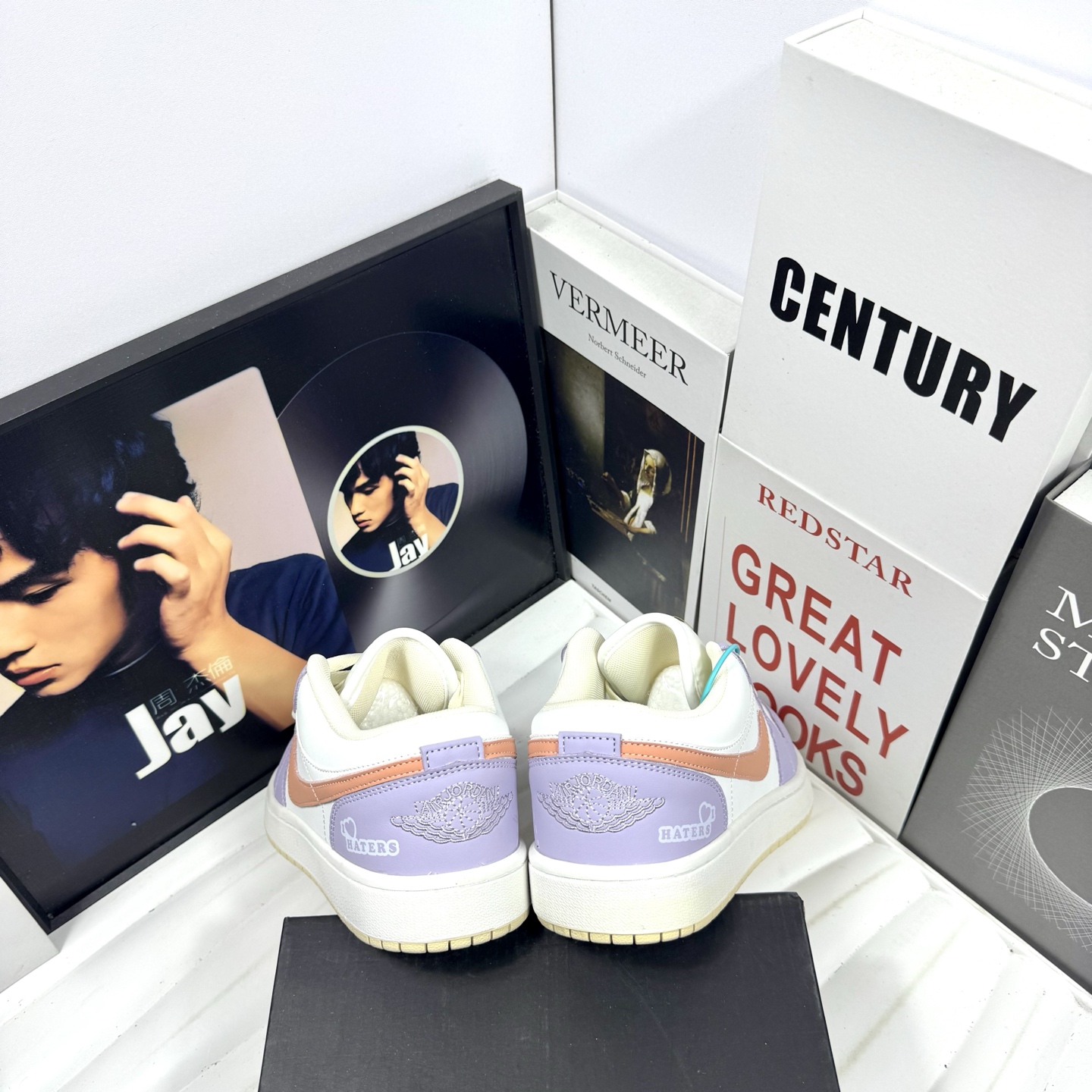 💰105
Air Jordan 1 Low 幻想星球
原厂内置稳形海玻璃鞋垫 A模大底 
头层小牛皮 鞋舌AJ原厂专用牛津布+AJ专用反口珍珠布+无杂质高弹内里海棉+特殊封边弹力鞋带+后跟无连线精密刺绣
Size：36 37 38 39 40 41 42 43 44