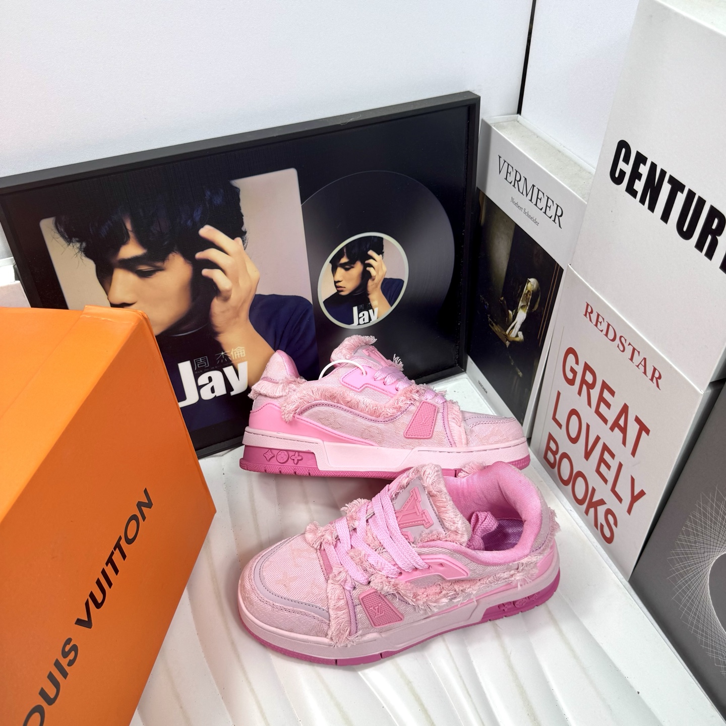 「路易威登篇」售价:125💰细节原版本❇️莆田公司级品质路易威登/Louis Vuitton  LV路易威登板鞋      
新款 LV Trainer最新配色运动鞋  L家 篮球鞋风格运动鞋   该鞋由艺术总监 VIRGIL ABLOH设计 垫脚聚米微料加透气英伦网布  细节原版一致 
货号:LV毛绒粉
尺码:36 37 38 39 40 