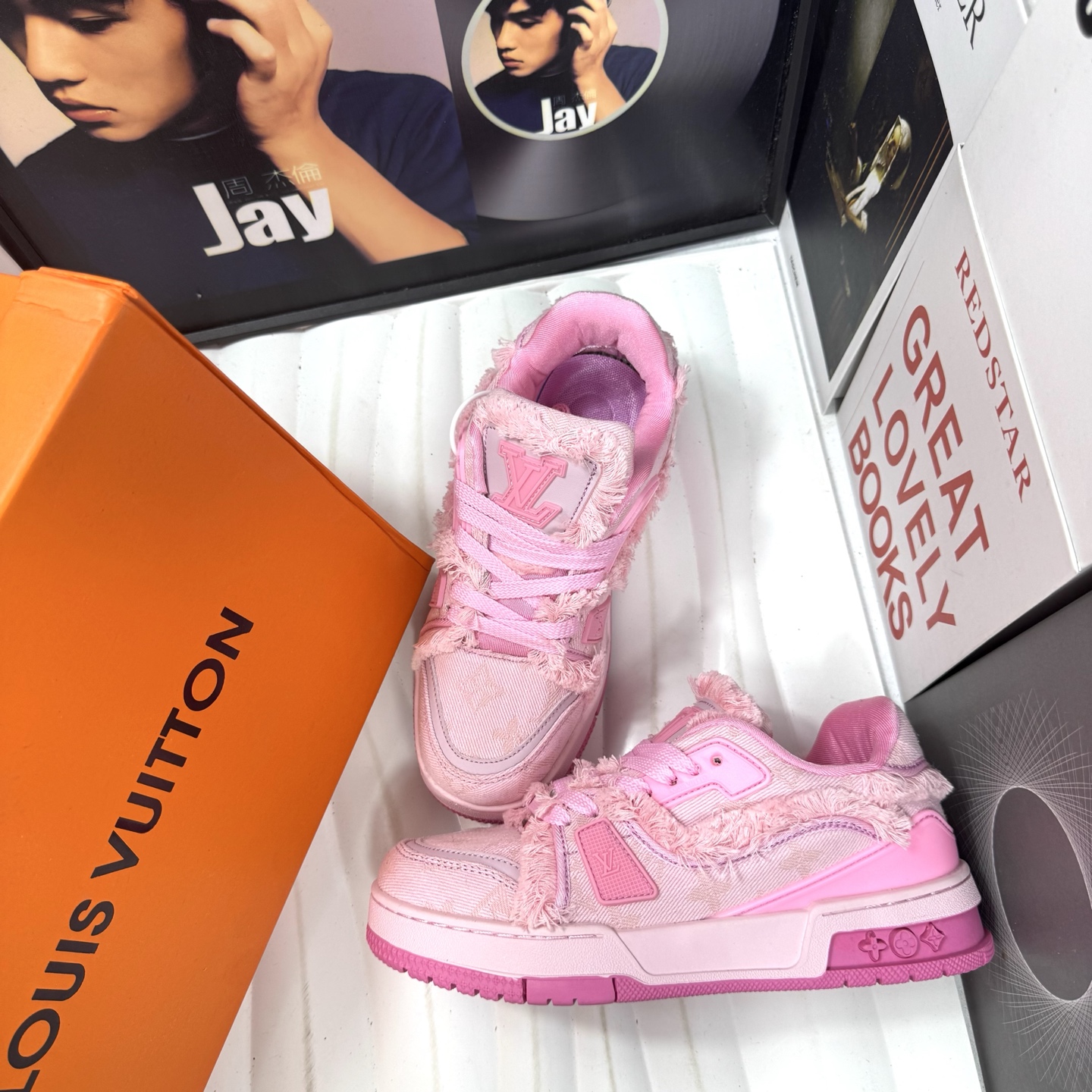 「路易威登篇」售价:125💰细节原版本❇️莆田公司级品质路易威登/Louis Vuitton  LV路易威登板鞋      
新款 LV Trainer最新配色运动鞋  L家 篮球鞋风格运动鞋   该鞋由艺术总监 VIRGIL ABLOH设计 垫脚聚米微料加透气英伦网布  细节原版一致 
货号:LV毛绒粉
尺码:36 37 38 39 40 