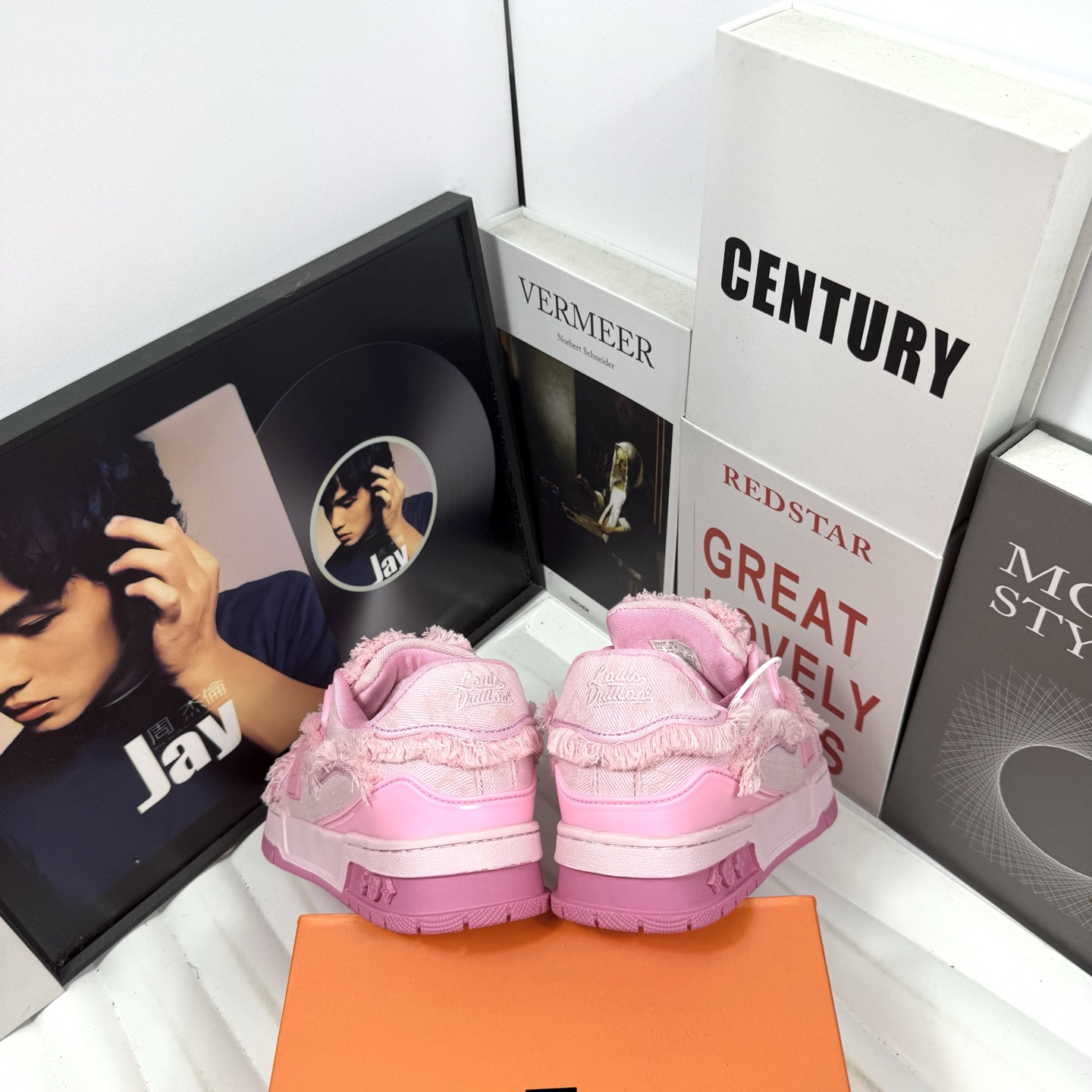 「路易威登篇」售价:125💰细节原版本❇️莆田公司级品质路易威登/Louis Vuitton  LV路易威登板鞋      
新款 LV Trainer最新配色运动鞋  L家 篮球鞋风格运动鞋   该鞋由艺术总监 VIRGIL ABLOH设计 垫脚聚米微料加透气英伦网布  细节原版一致 
货号:LV毛绒粉
尺码:36 37 38 39 40 