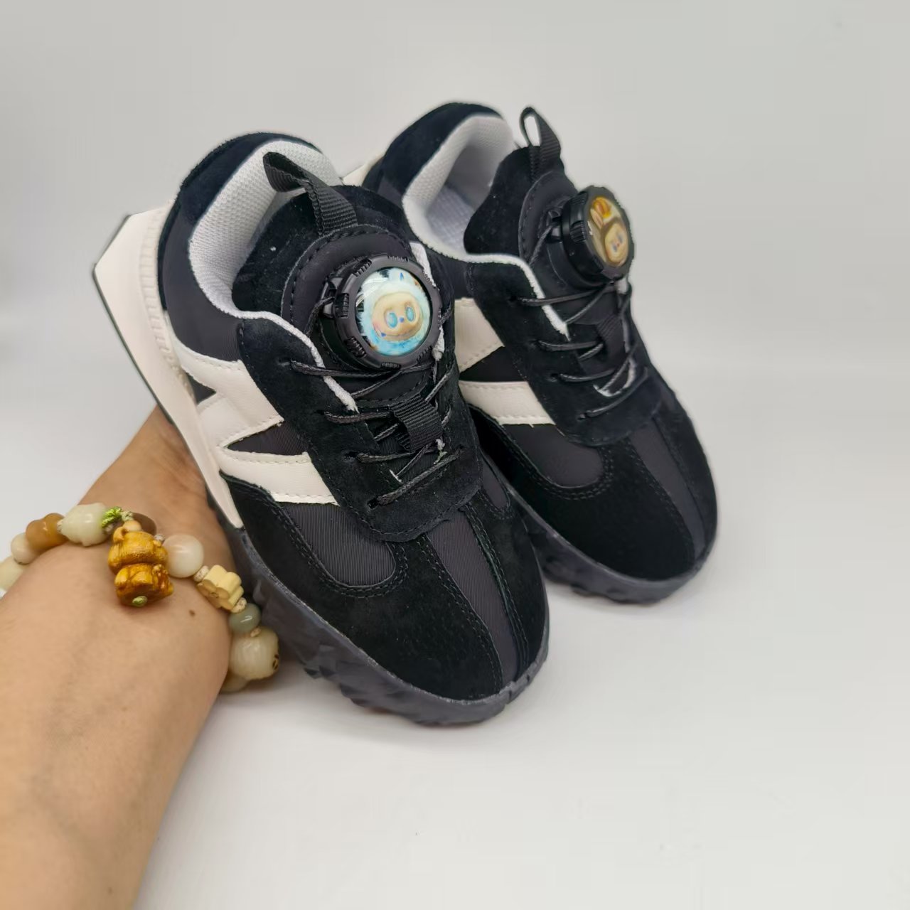 NO:338742,Labubu rotary buckle NB XC72 rotary buckle series children's shoes. NB Labubu has cooperated with NB Labubu. The new shoe model XC-72 combines the appearance and modern style of retro running shoes, with a strong retro charm, and the outfit effect is outstanding, NB,19860909拉布布旋转扣 NB XC72旋转扣系列童鞋 联手NＢ Labubu进行了联名合作,全新的鞋款 XC-72 融合了复古跑步鞋的外观和现代风格 有着浓郁复古韵味 穿搭效果相当出众,NB,,Children's