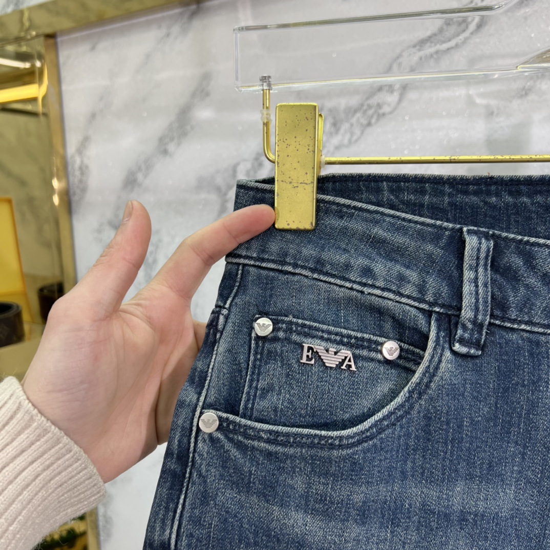 阿玛27038尺码29-382024春季新款牛仔裤成份93.2%棉6%聚酯纤维0.8%氨纶整体的设计风格