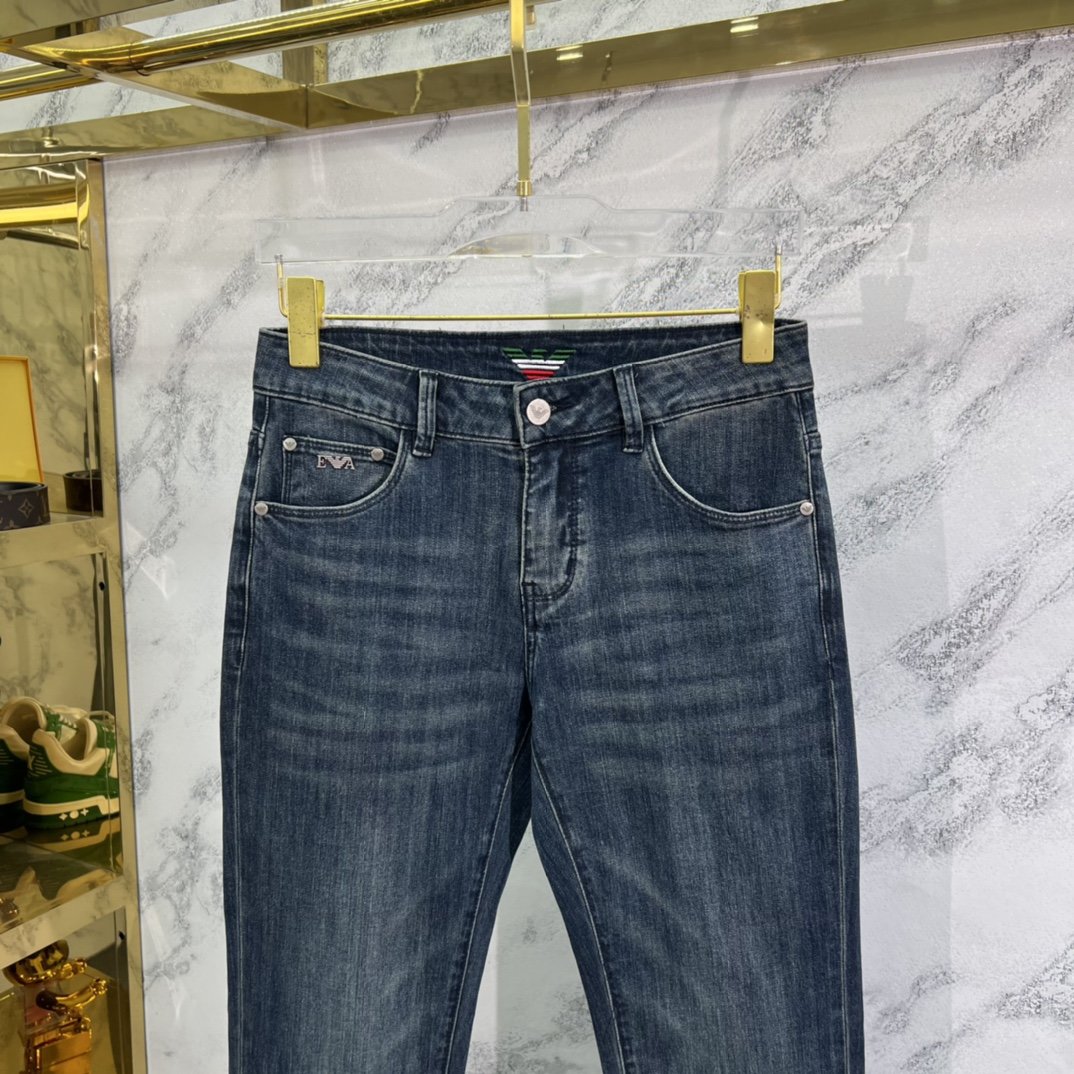 阿玛27038尺码29-382024春季新款牛仔裤成份93.2%棉6%聚酯纤维0.8%氨纶整体的设计风格