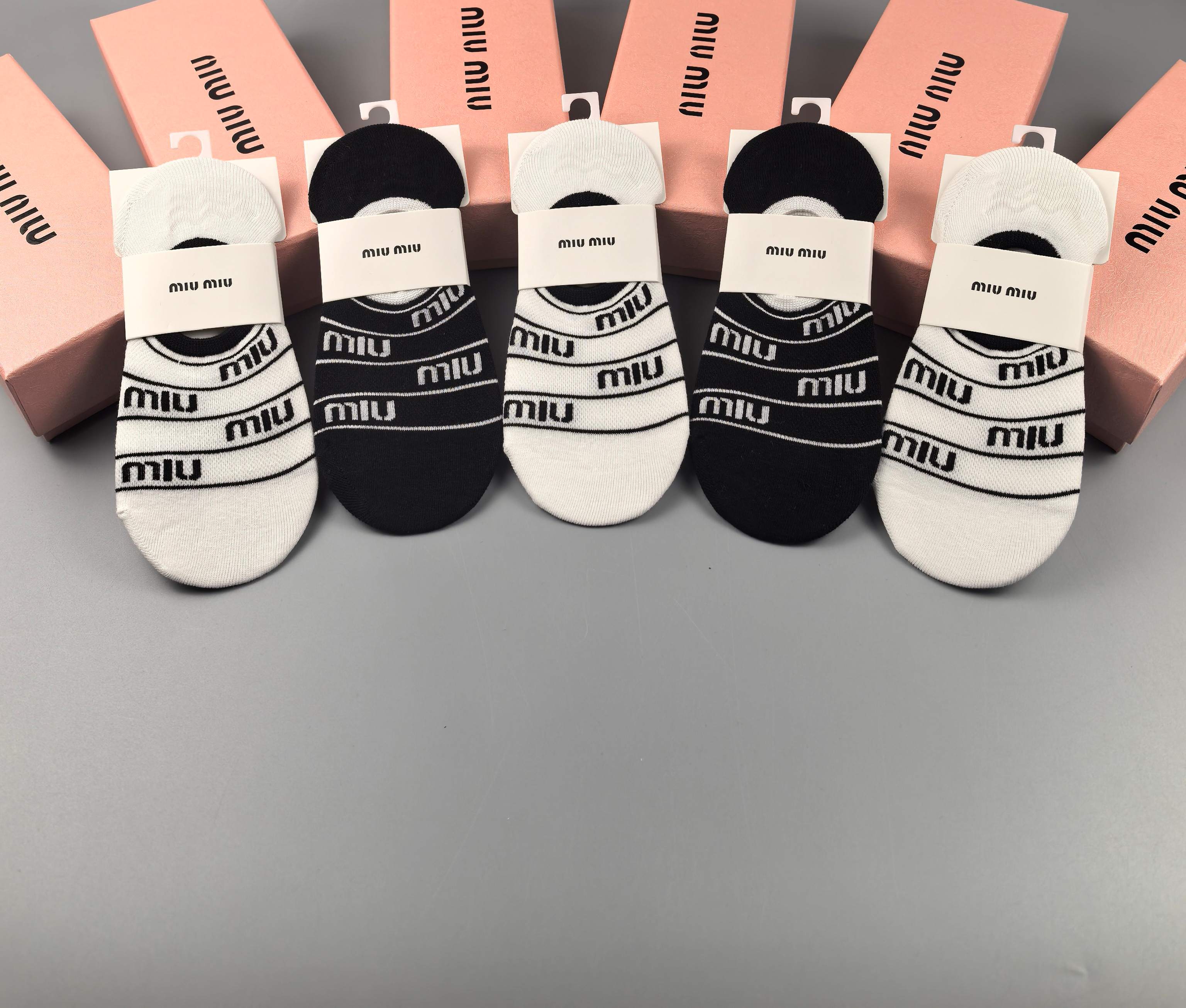   💛配专柜包装
MIUMIU（缪缪）新款船袜隐形袜堆堆袜袜子！一盒五双，专柜同步筒袜袜子，💛大牌出街，