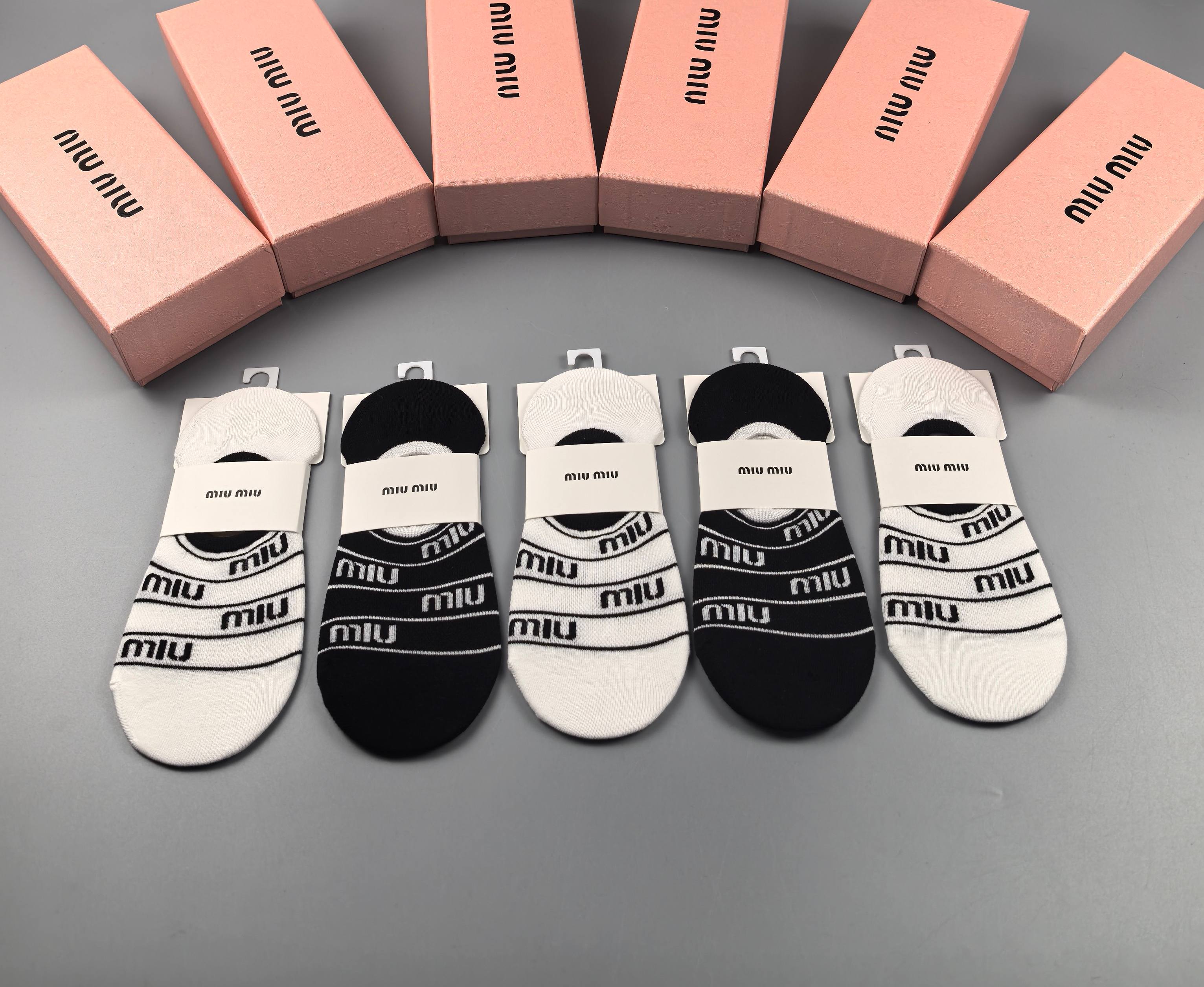  💛配专柜包装
MIUMIU（缪缪）新款船袜隐形袜堆堆袜袜子！一盒五双，专柜同步筒袜袜子，💛大牌出街，