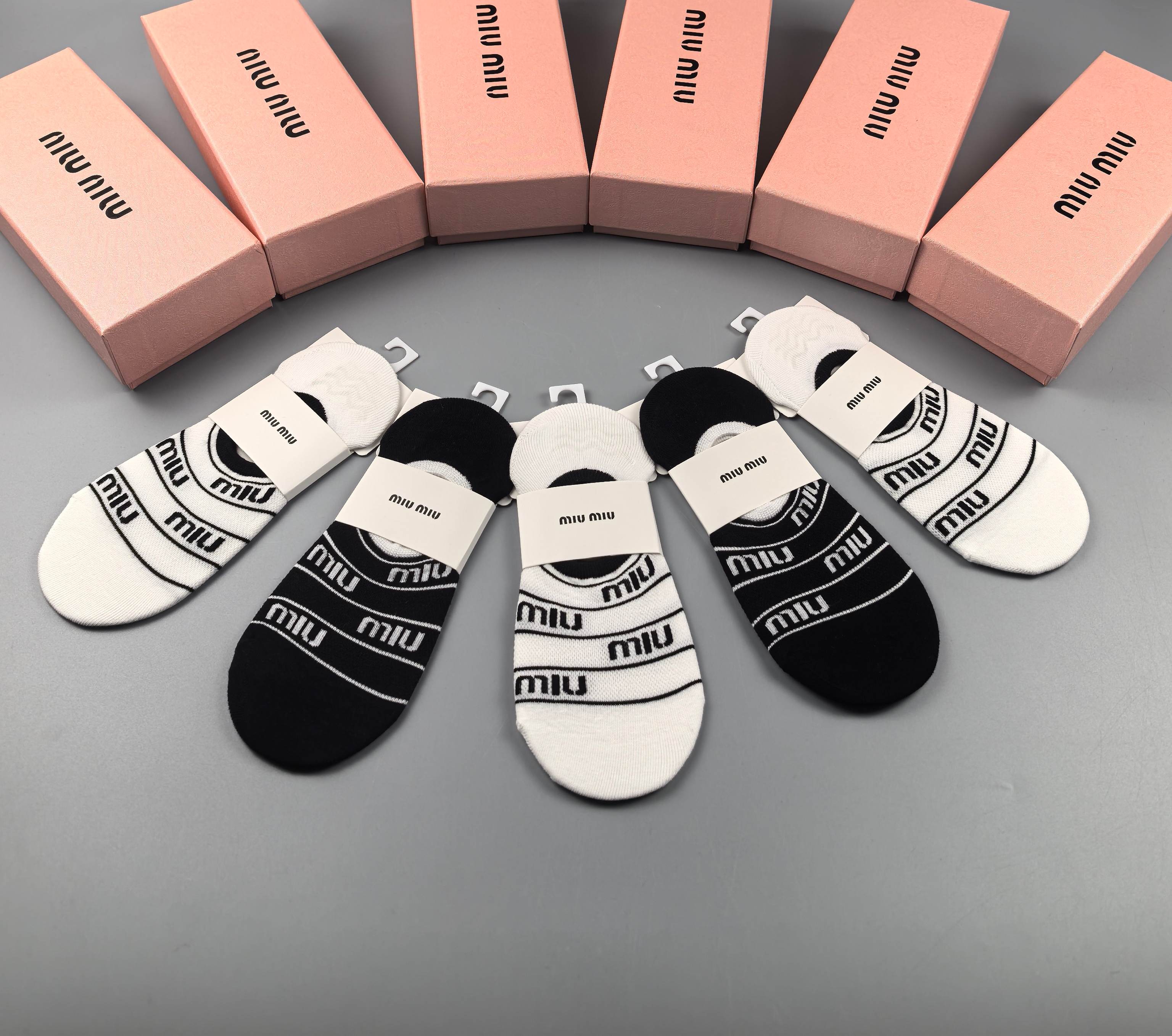   💛配专柜包装
MIUMIU（缪缪）新款船袜隐形袜堆堆袜袜子！一盒五双，专柜同步筒袜袜子，💛大牌出街，